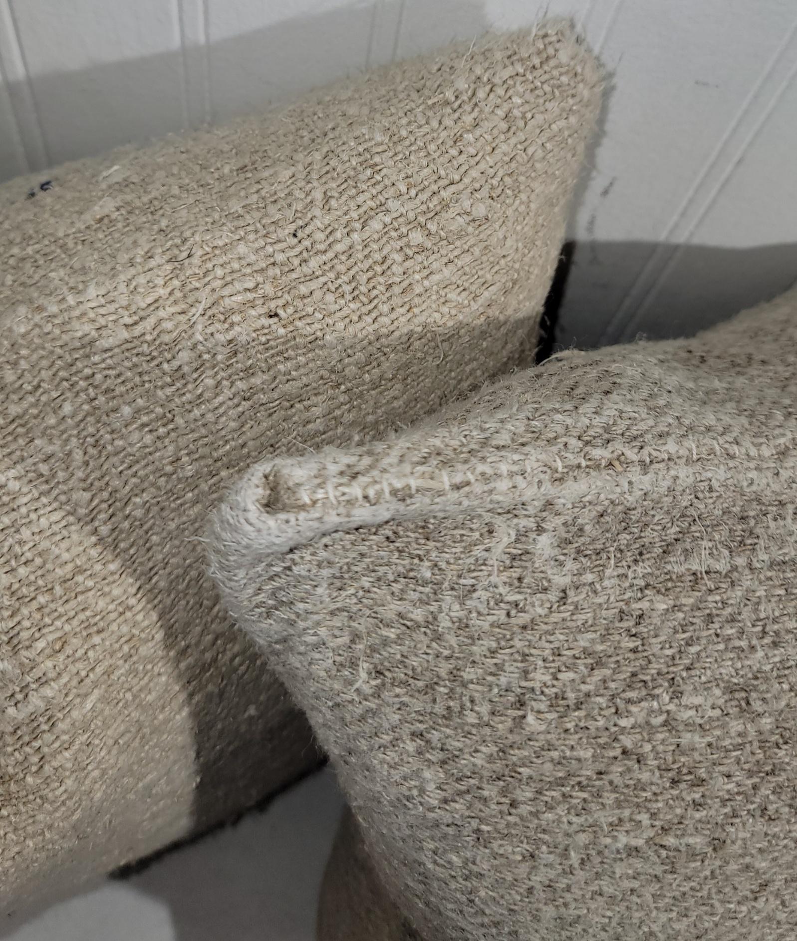 Tessuto a mano Collection'S di abiti da casa del 19° secolo  Cuscini di lino -3 in vendita