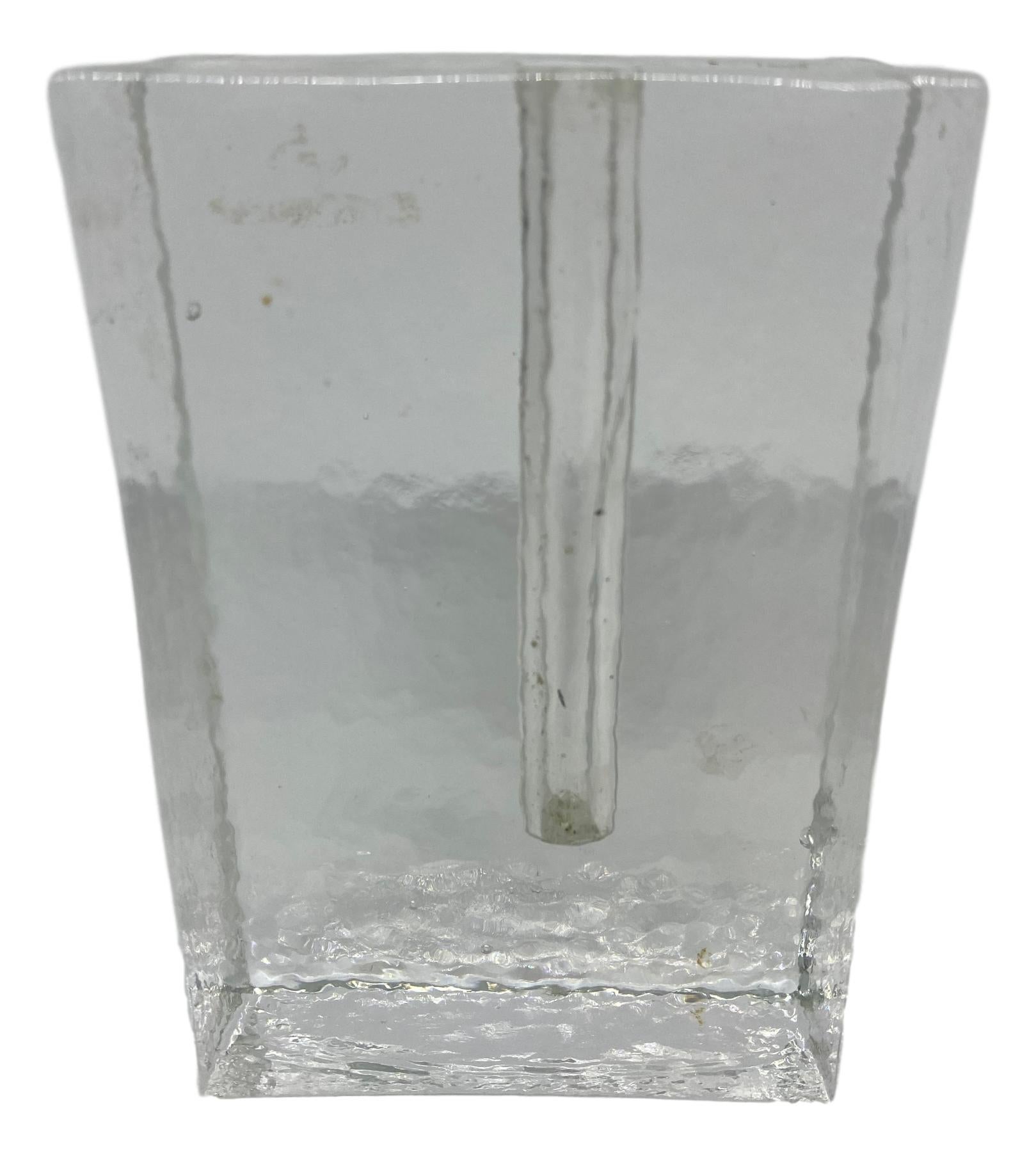 Eine erstaunliche Sammlung deutscher Solifleur-Vasen aus Eisblockglas aus der Jahrhundertmitte:: ca. 1960er Jahre. Es handelt sich um schwere Glasgegenstände aus Klarglas:: die außen wie Eisglas aussehen. Oben in jeder Vase befindet sich ein kleines