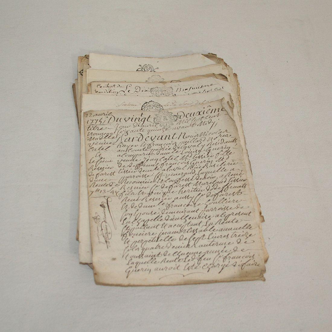 Collection of 20 French, 17th-18th Century Manuscripts In Fair Condition In Buisson, FR
