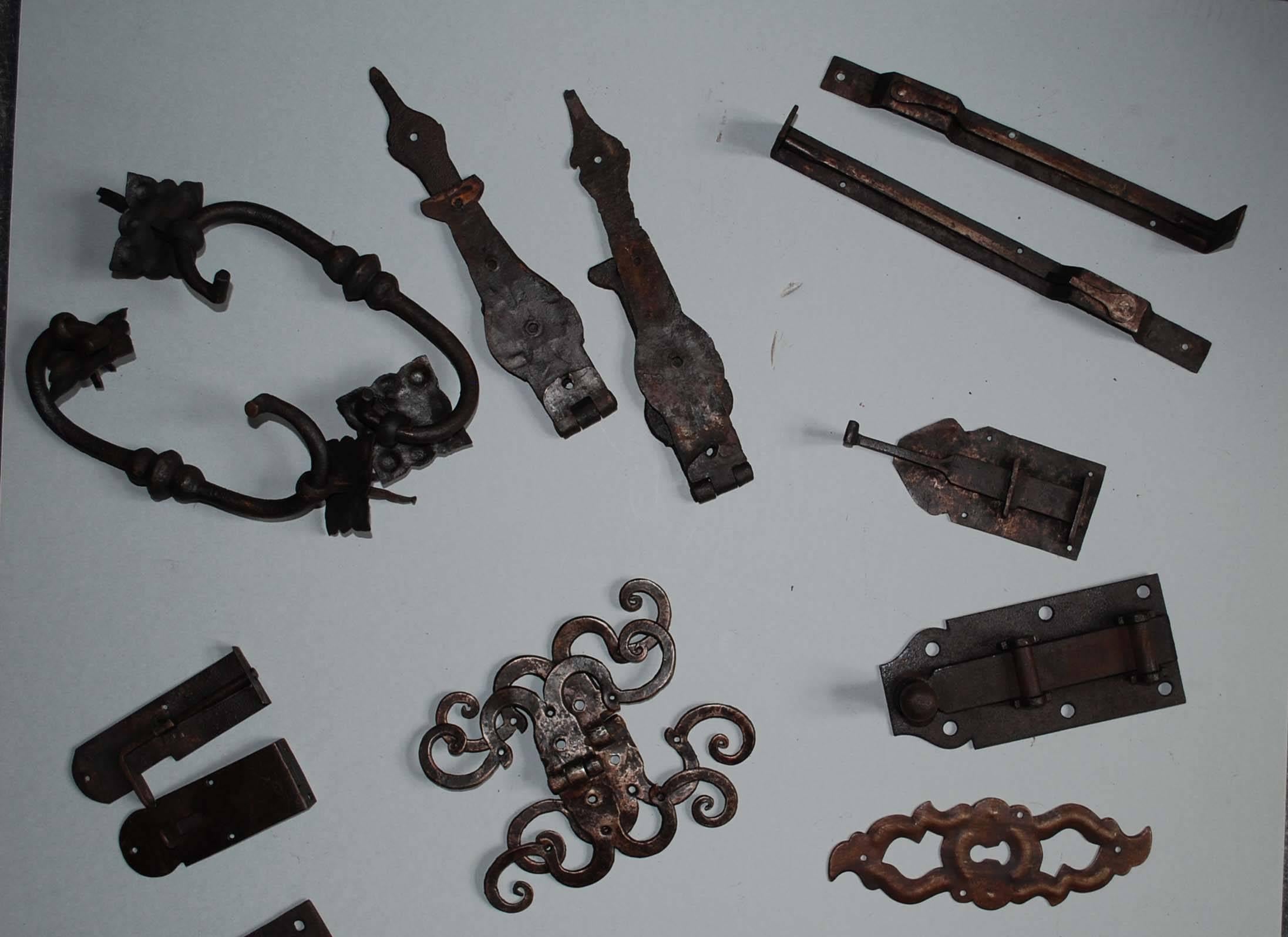 The set consists of one pair snake hinges, three pairs of strap hinges, two cabinet locks, three keyhole covers, seven slide latches and a pair of chest handles.
All items were handmade by a blacksmith.
Everything has been carefully checked and a