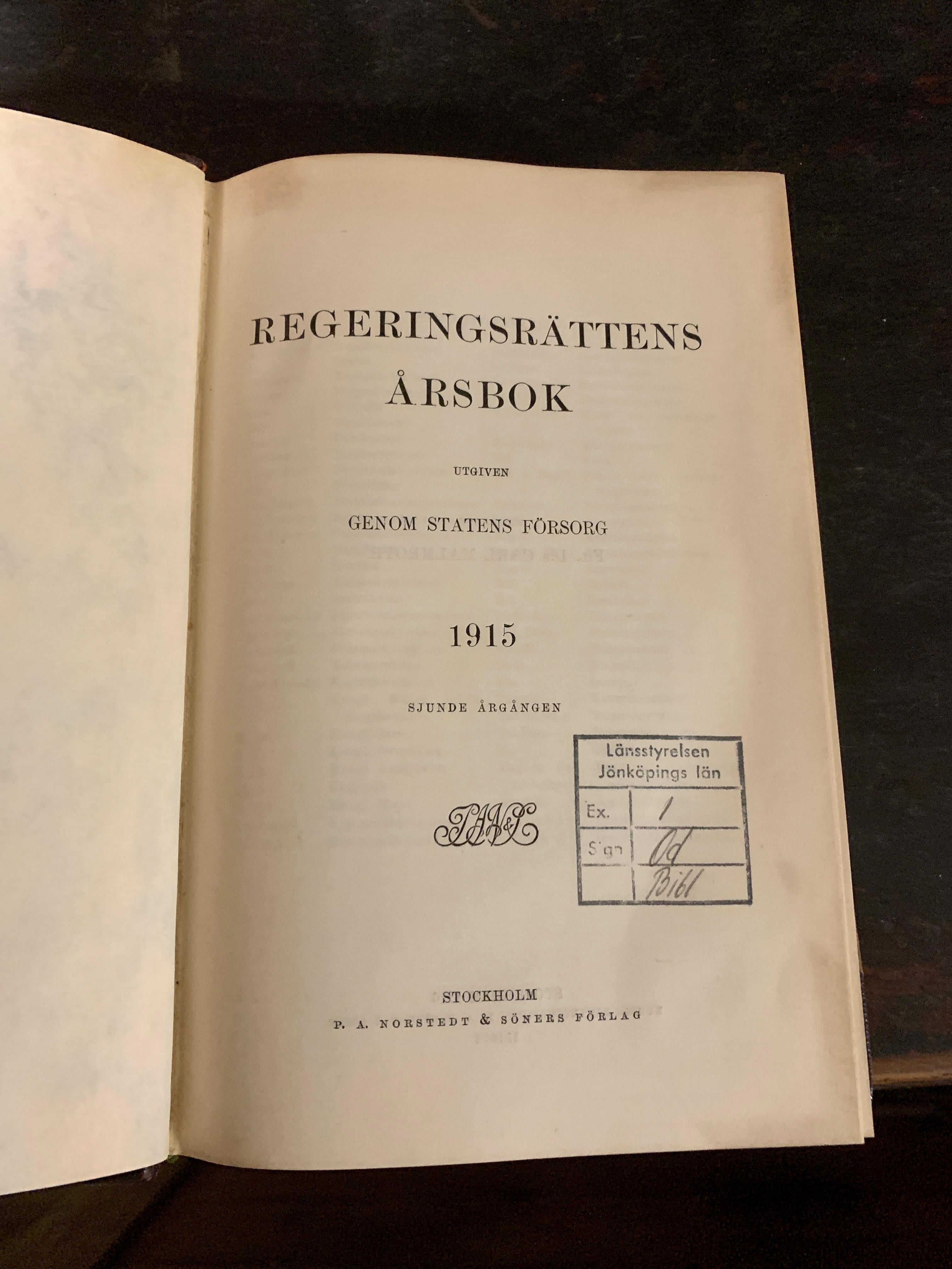 Kollektion von 22 schwedischen ledergebundenen Büchern des 20. Jahrhunderts (Leder) im Angebot
