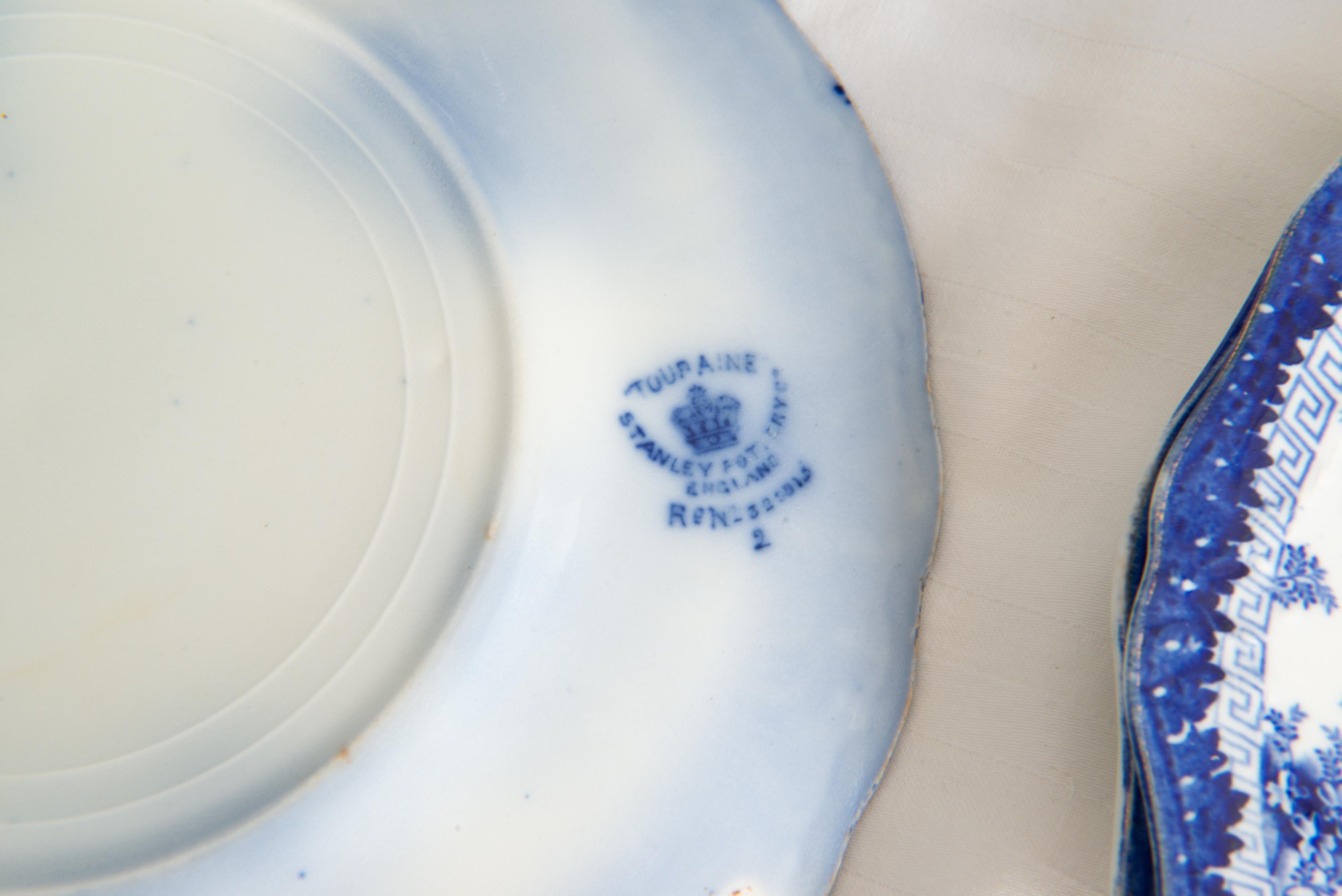The Collective of 227 Pieces of Flow Blue China (Collection de 227 pièces en porcelaine bleue) 3