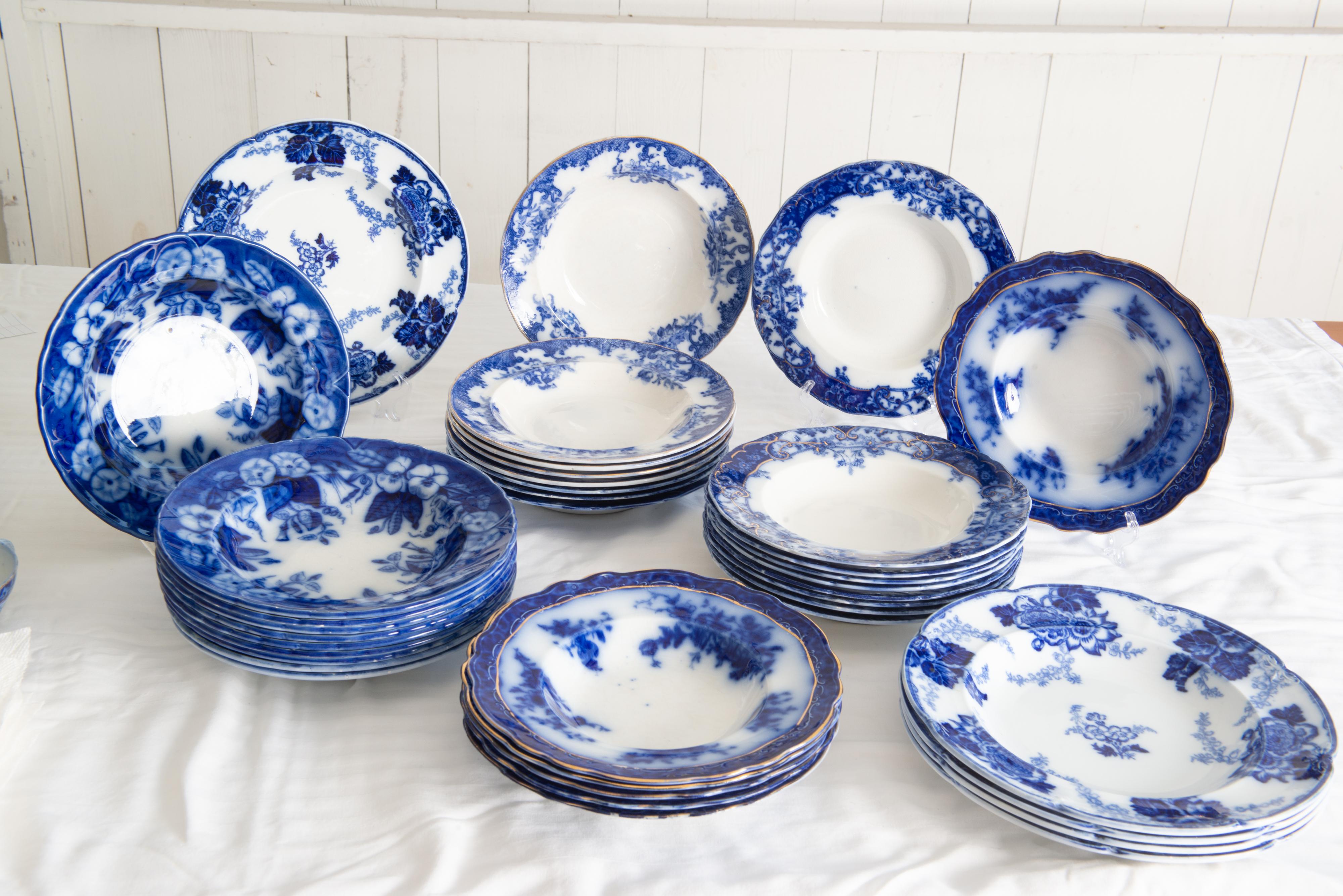 The Collective of 227 Pieces of Flow Blue China (Collection de 227 pièces en porcelaine bleue) 4