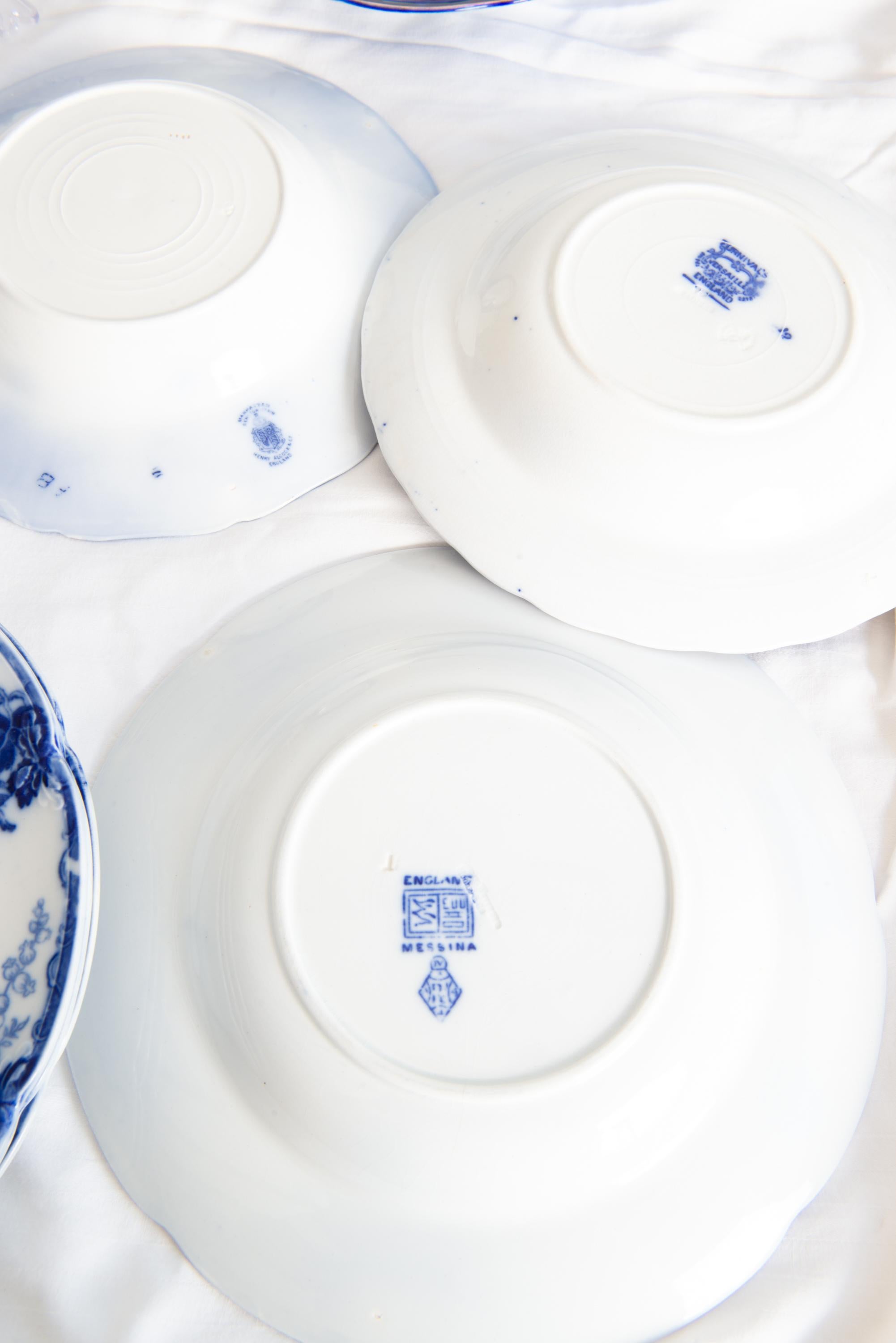 The Collective of 227 Pieces of Flow Blue China (Collection de 227 pièces en porcelaine bleue) 5