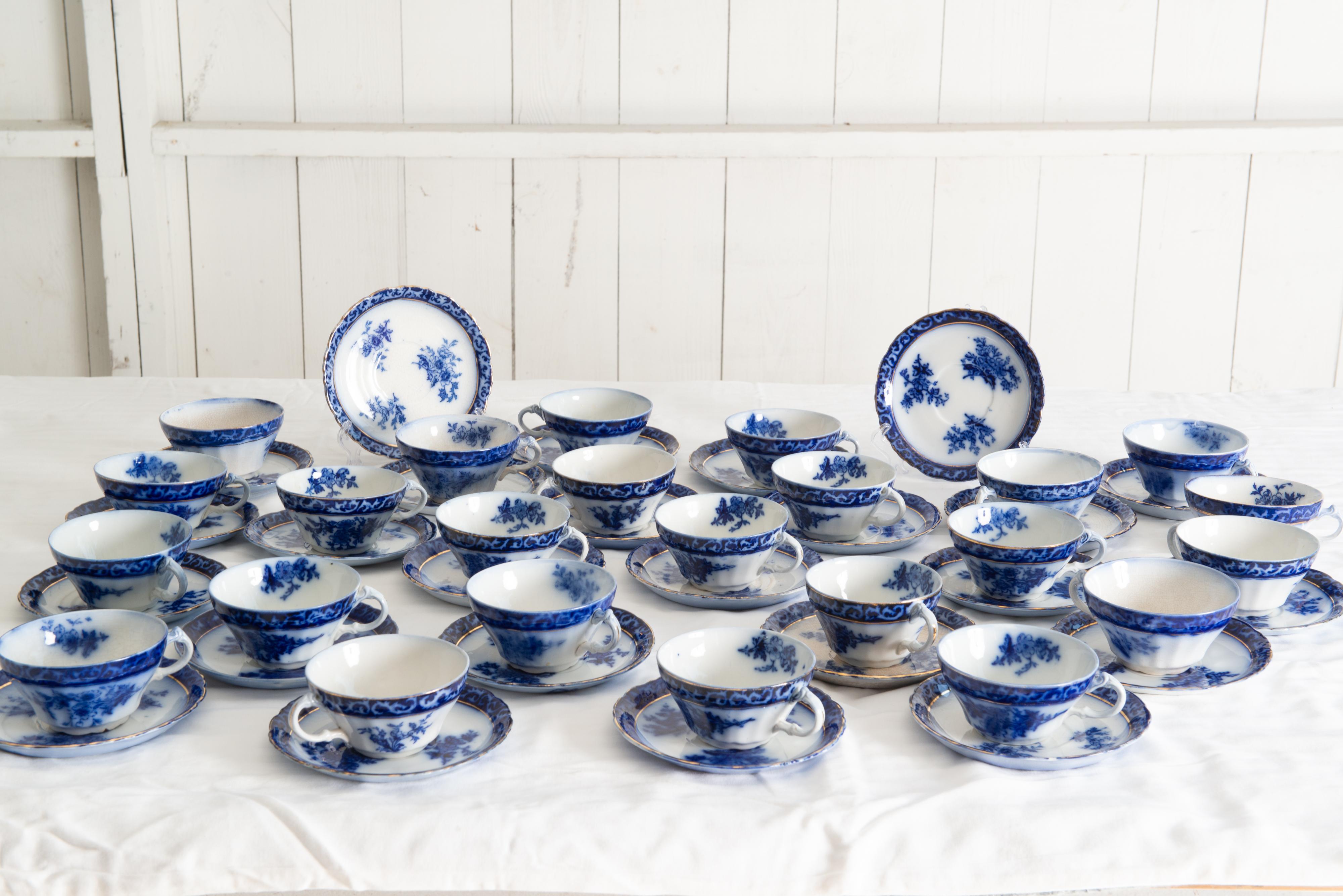 The Collective of 227 Pieces of Flow Blue China (Collection de 227 pièces en porcelaine bleue) 6