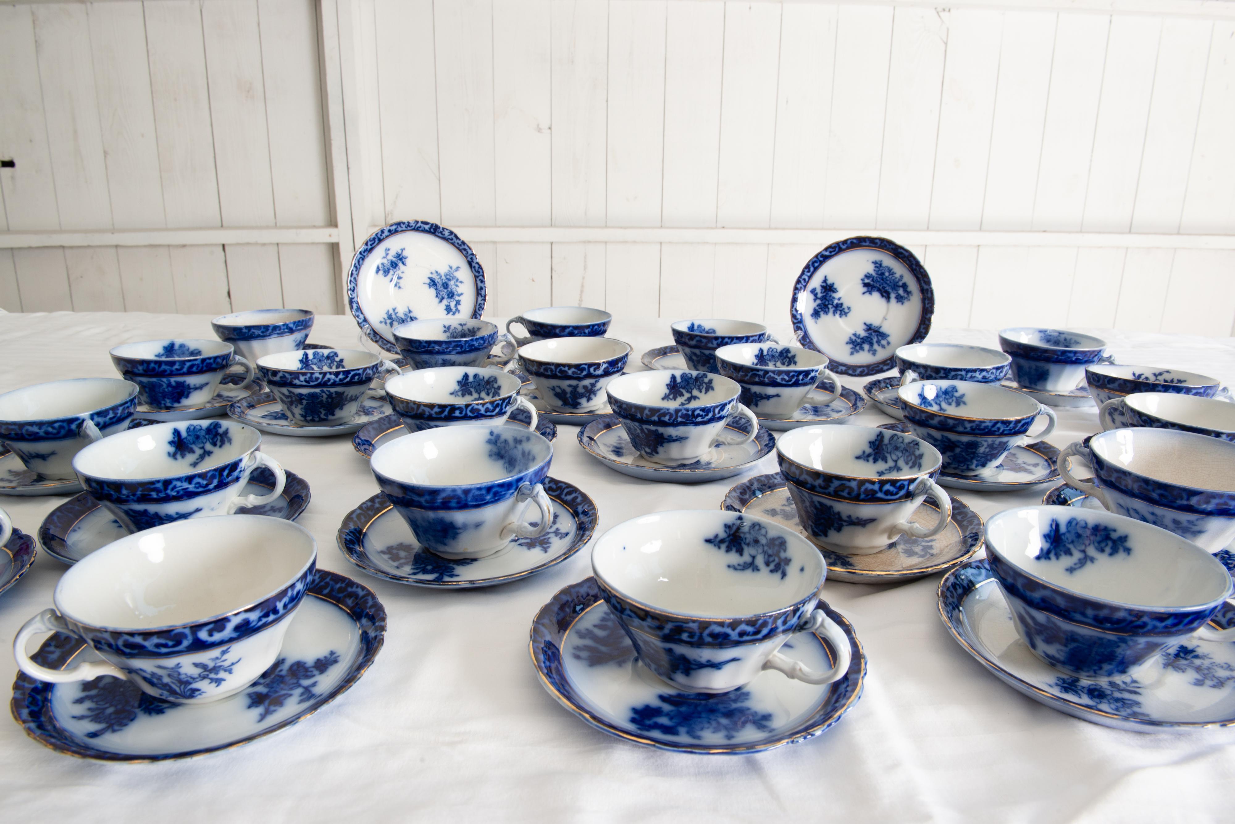 The Collective of 227 Pieces of Flow Blue China (Collection de 227 pièces en porcelaine bleue) 7
