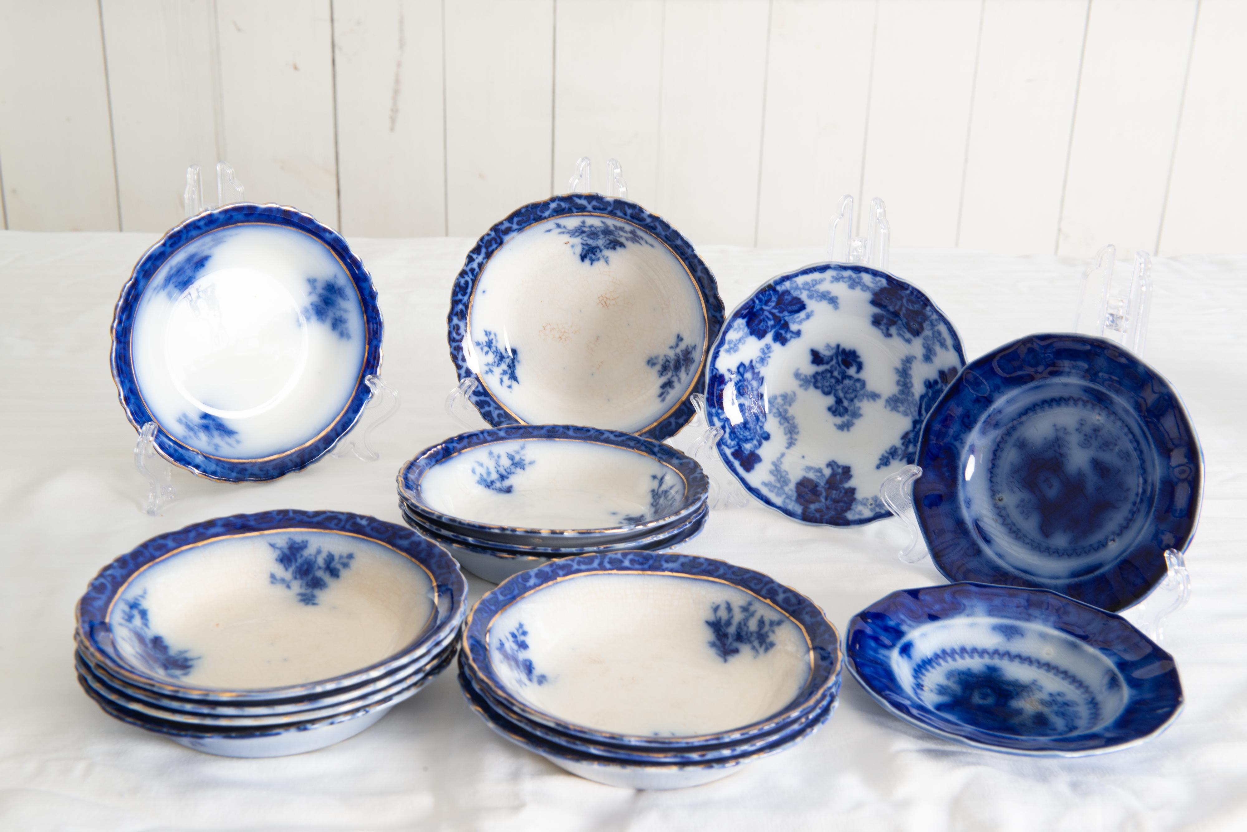 The Collective of 227 Pieces of Flow Blue China (Collection de 227 pièces en porcelaine bleue) 8