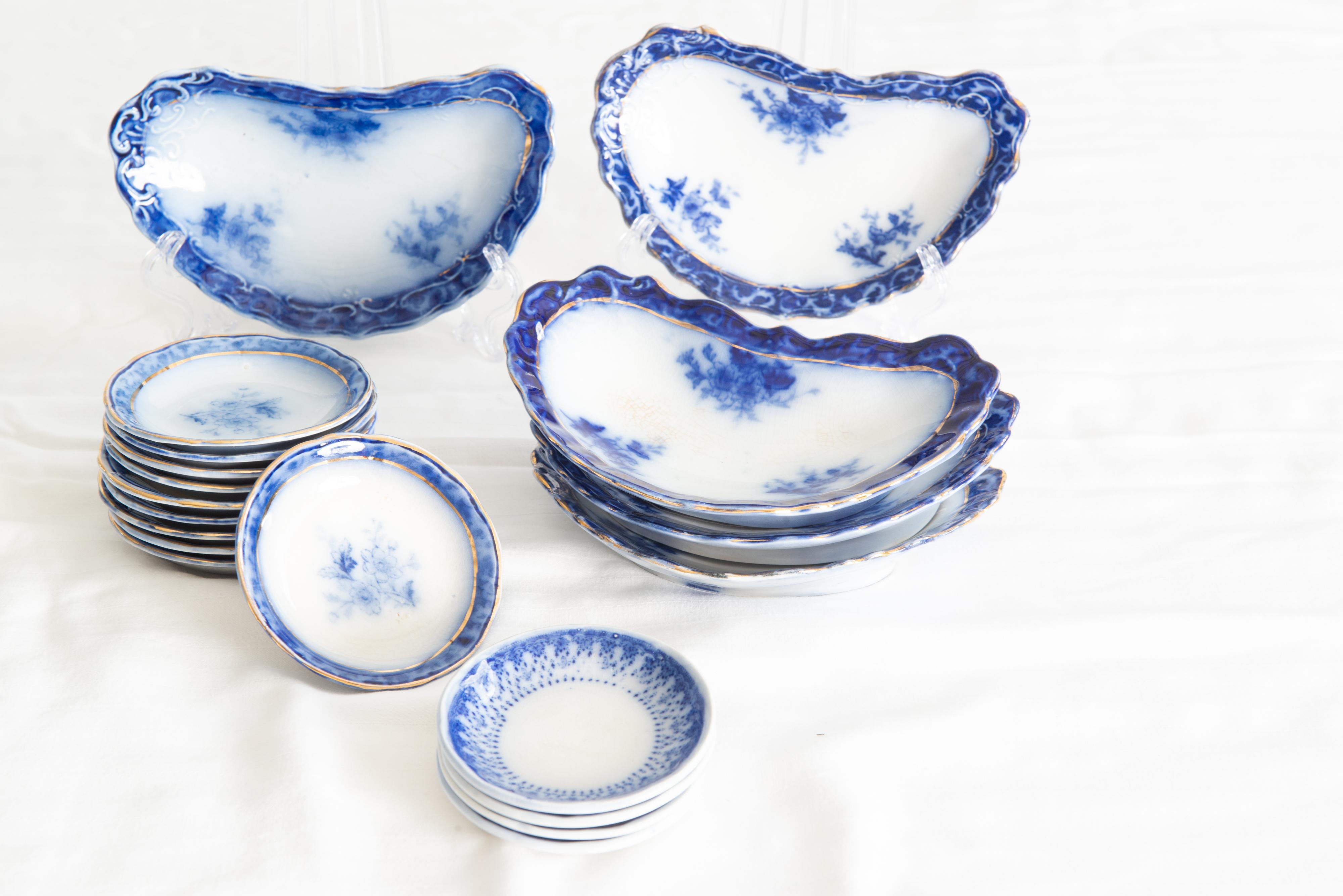The Collective of 227 Pieces of Flow Blue China (Collection de 227 pièces en porcelaine bleue) 9