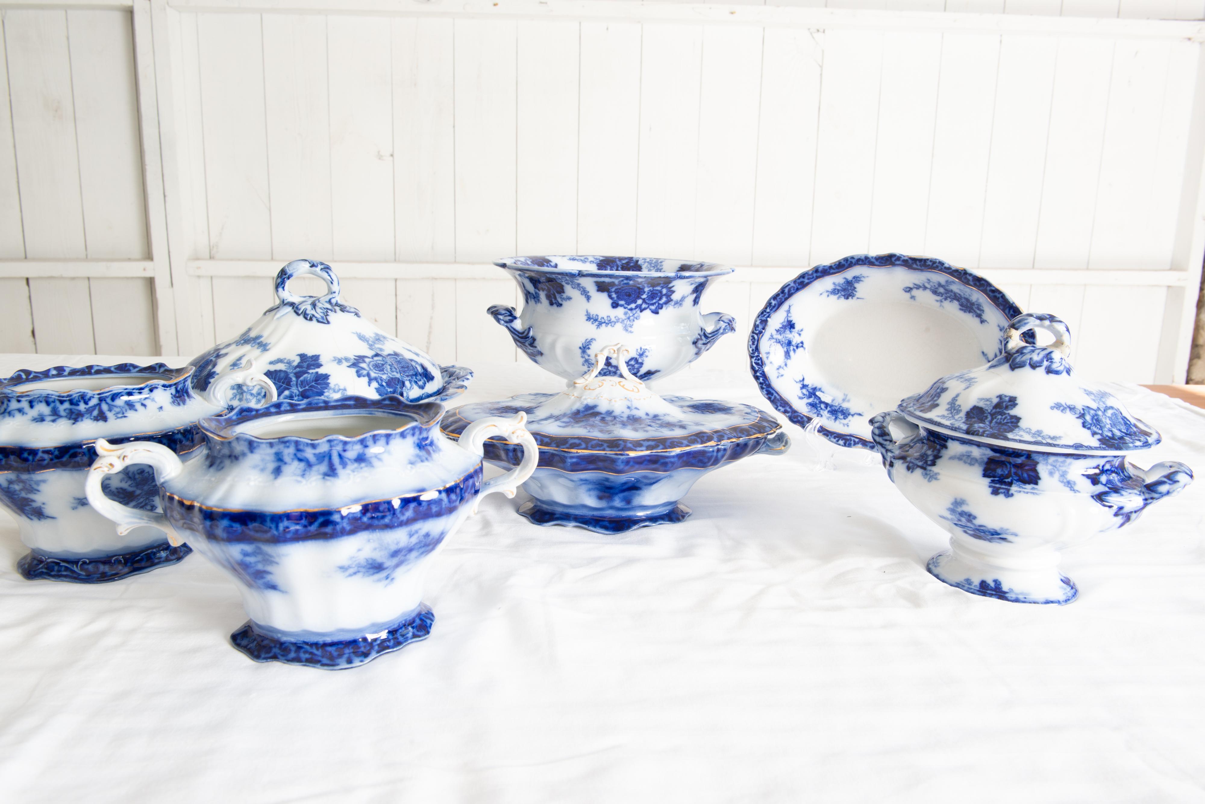 The Collective of 227 Pieces of Flow Blue China (Collection de 227 pièces en porcelaine bleue) 10