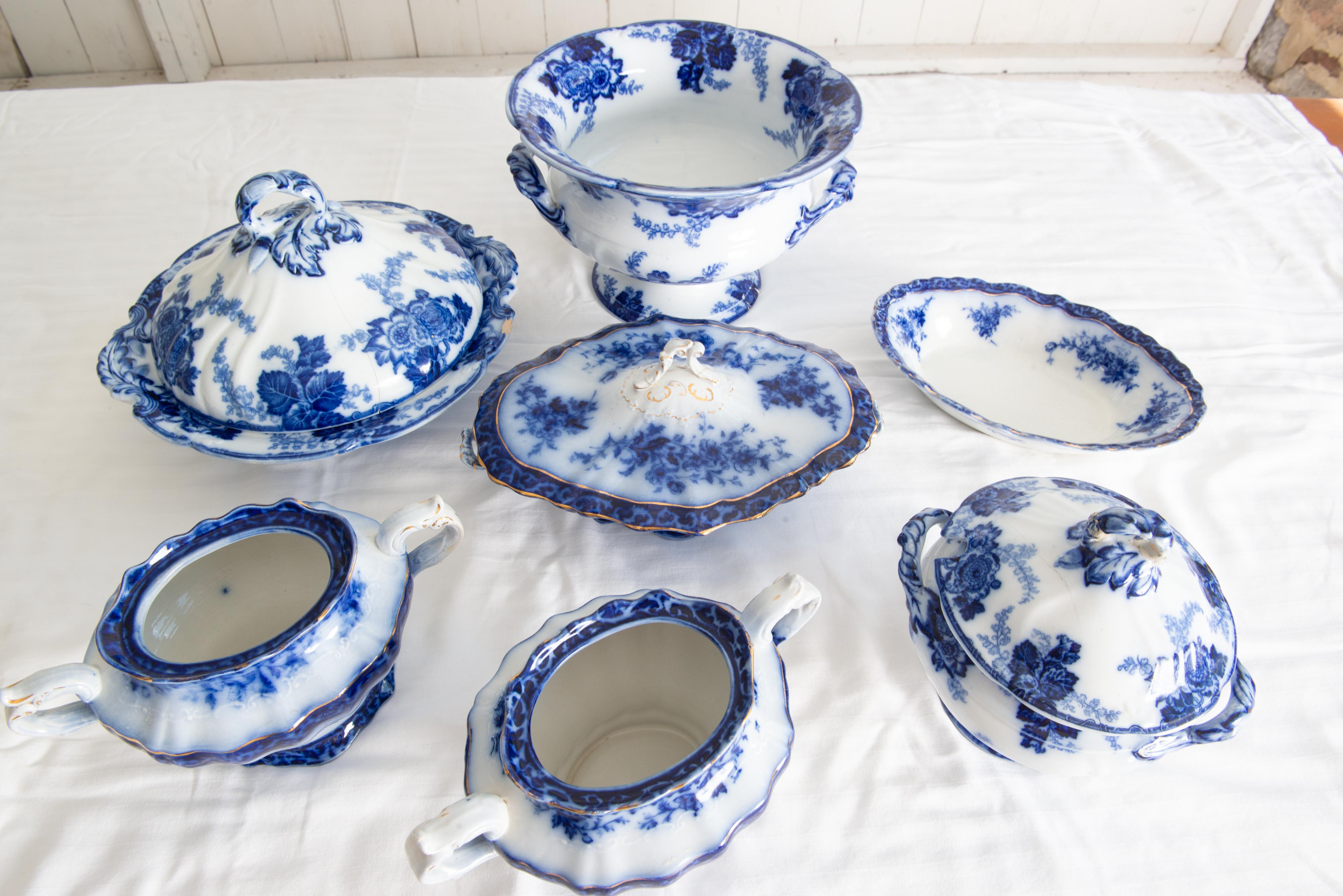 The Collective of 227 Pieces of Flow Blue China (Collection de 227 pièces en porcelaine bleue) 11