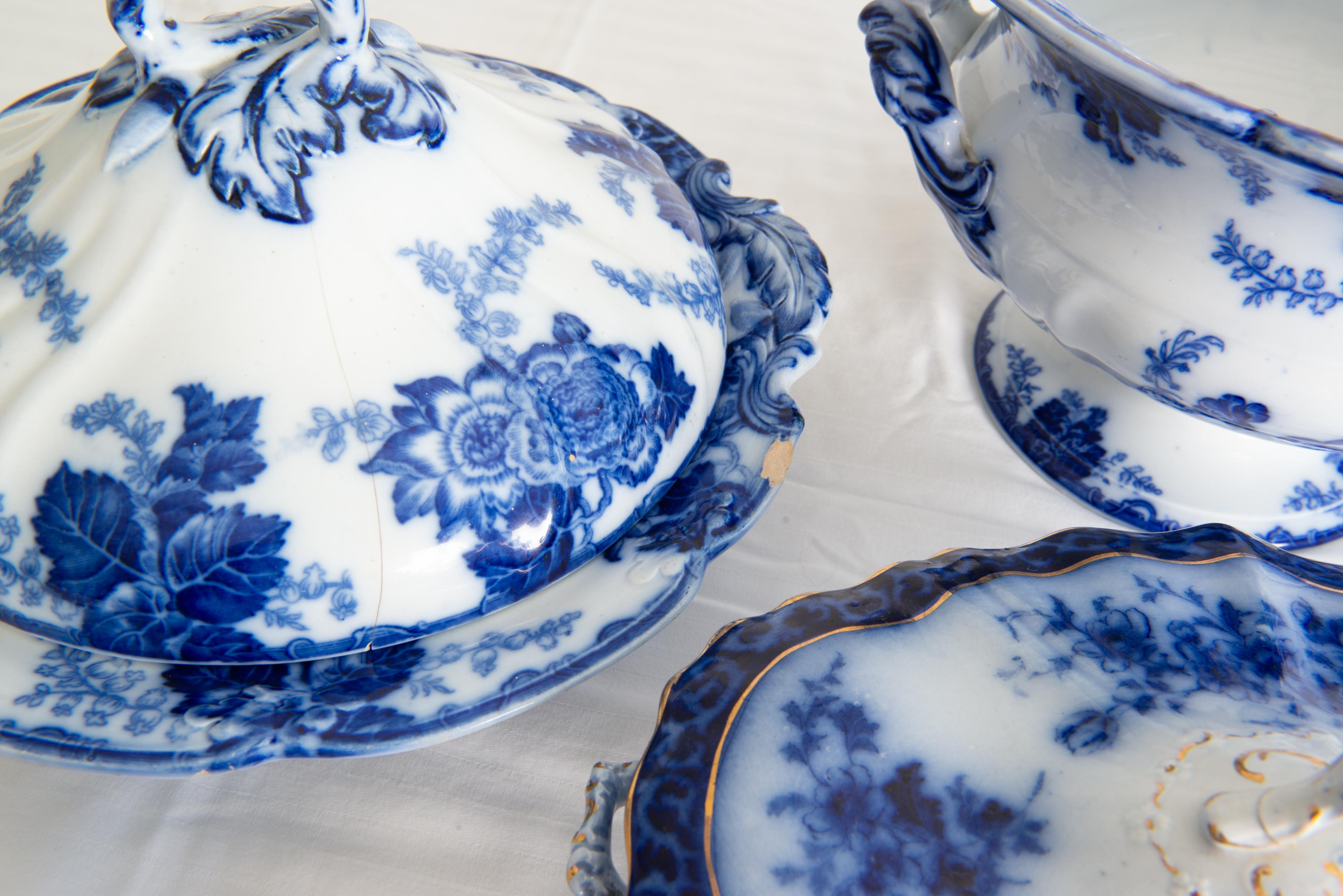 The Collective of 227 Pieces of Flow Blue China (Collection de 227 pièces en porcelaine bleue) 12