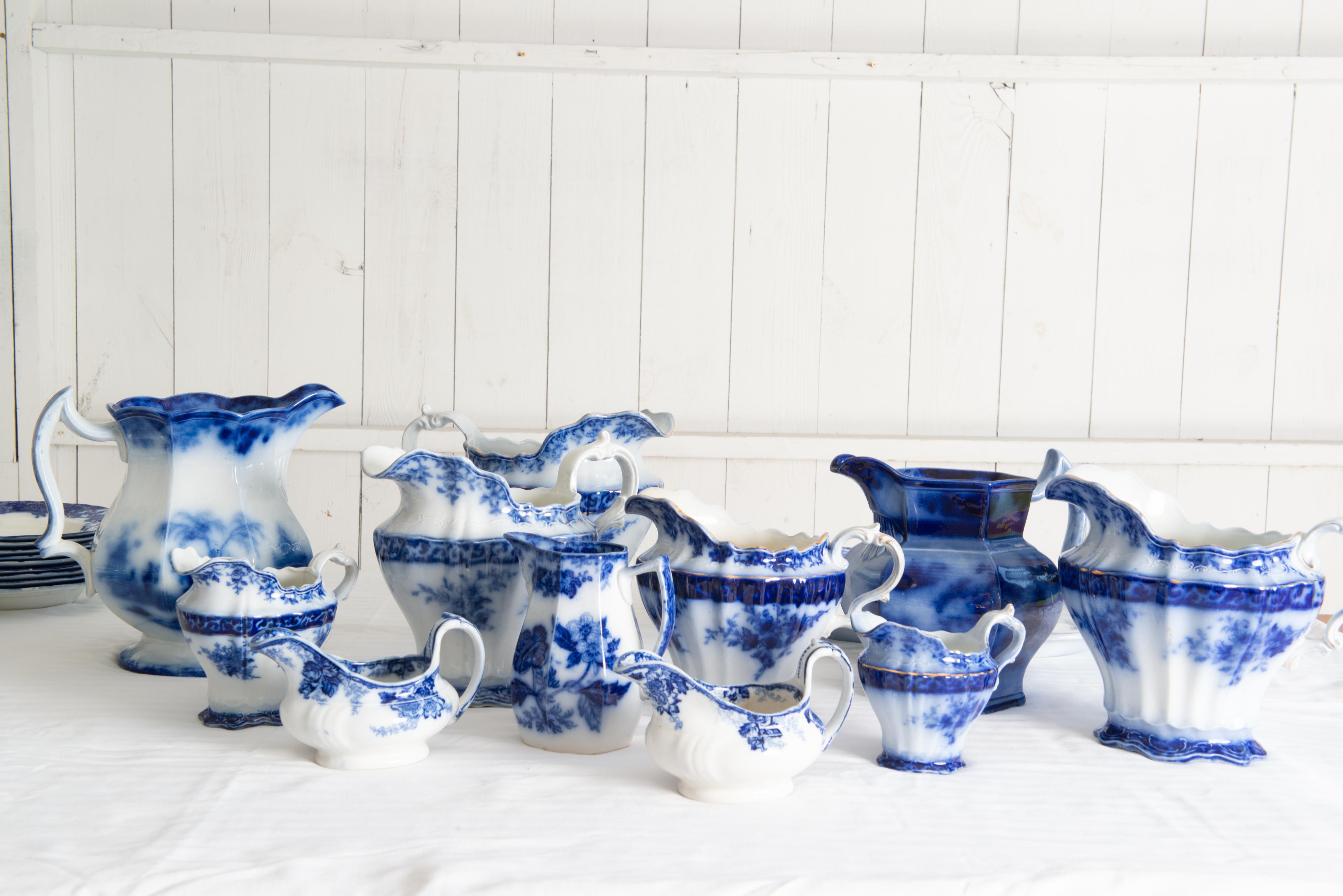 Le nombre de 188 pièces est de la bonne porcelaine ancienne avec quelques défauts mineurs. Cet ensemble comprend 39 pièces supplémentaires ébréchées ou fissurées qui pourraient être utiles pour l'exposition ou la restauration. L'une d'entre elles