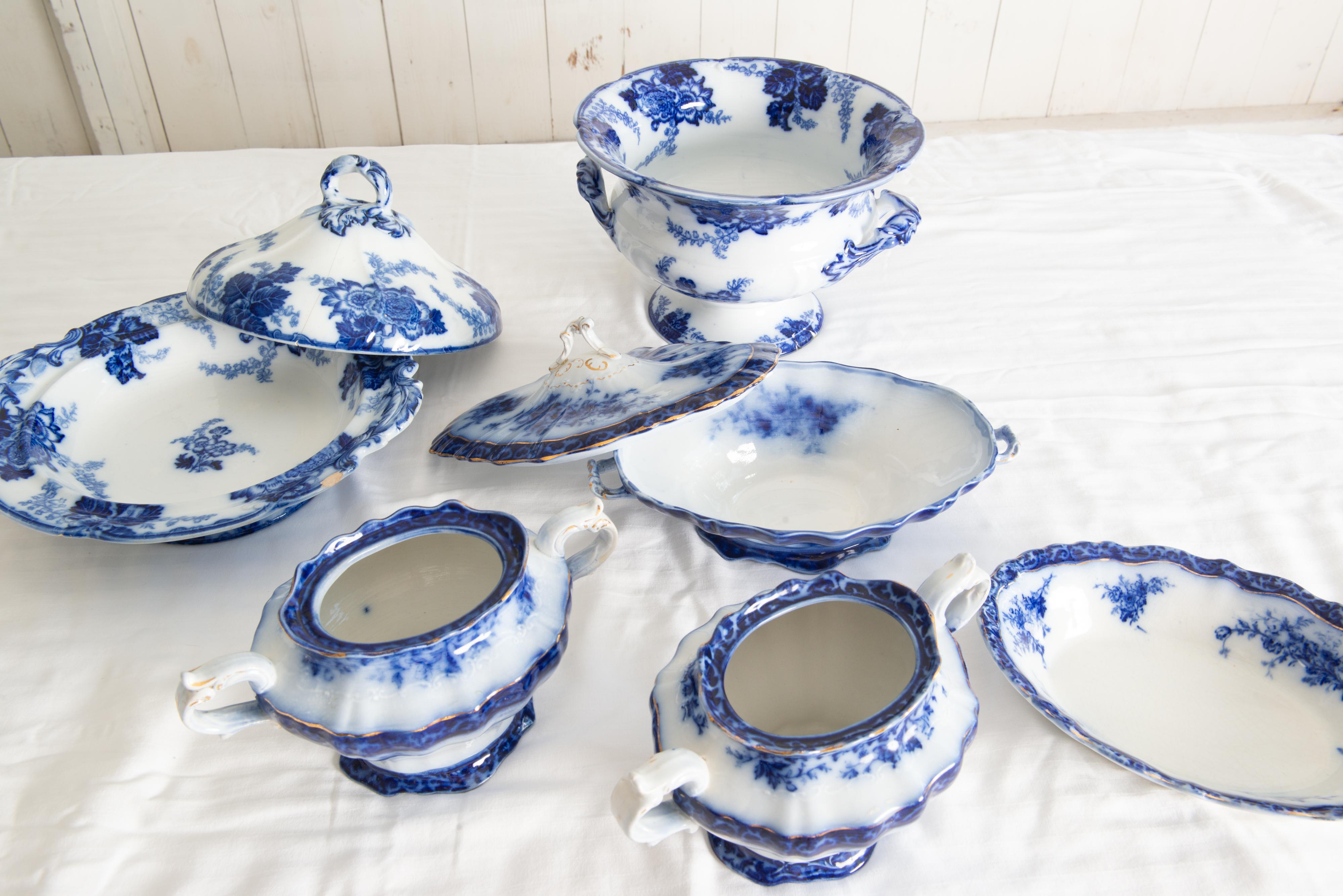 The Collective of 227 Pieces of Flow Blue China (Collection de 227 pièces en porcelaine bleue) 13