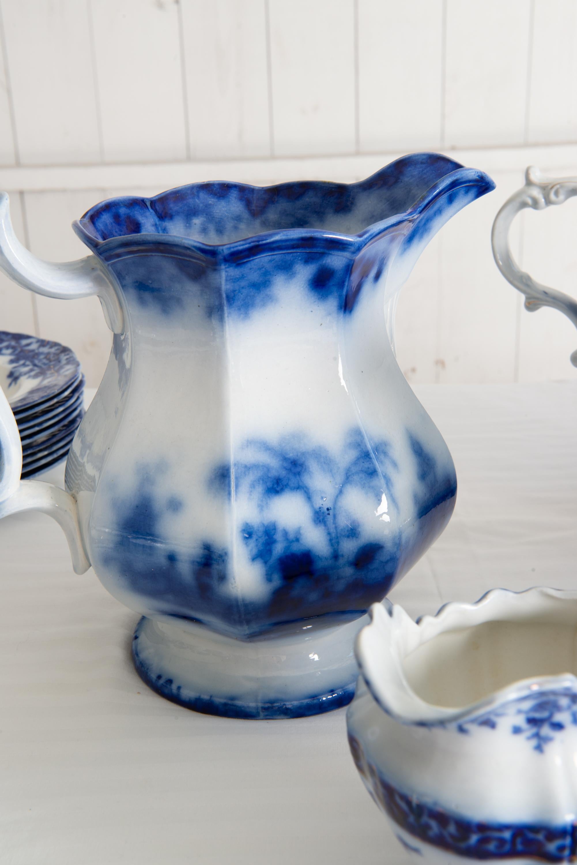 Colonial britannique The Collective of 227 Pieces of Flow Blue China (Collection de 227 pièces en porcelaine bleue)
