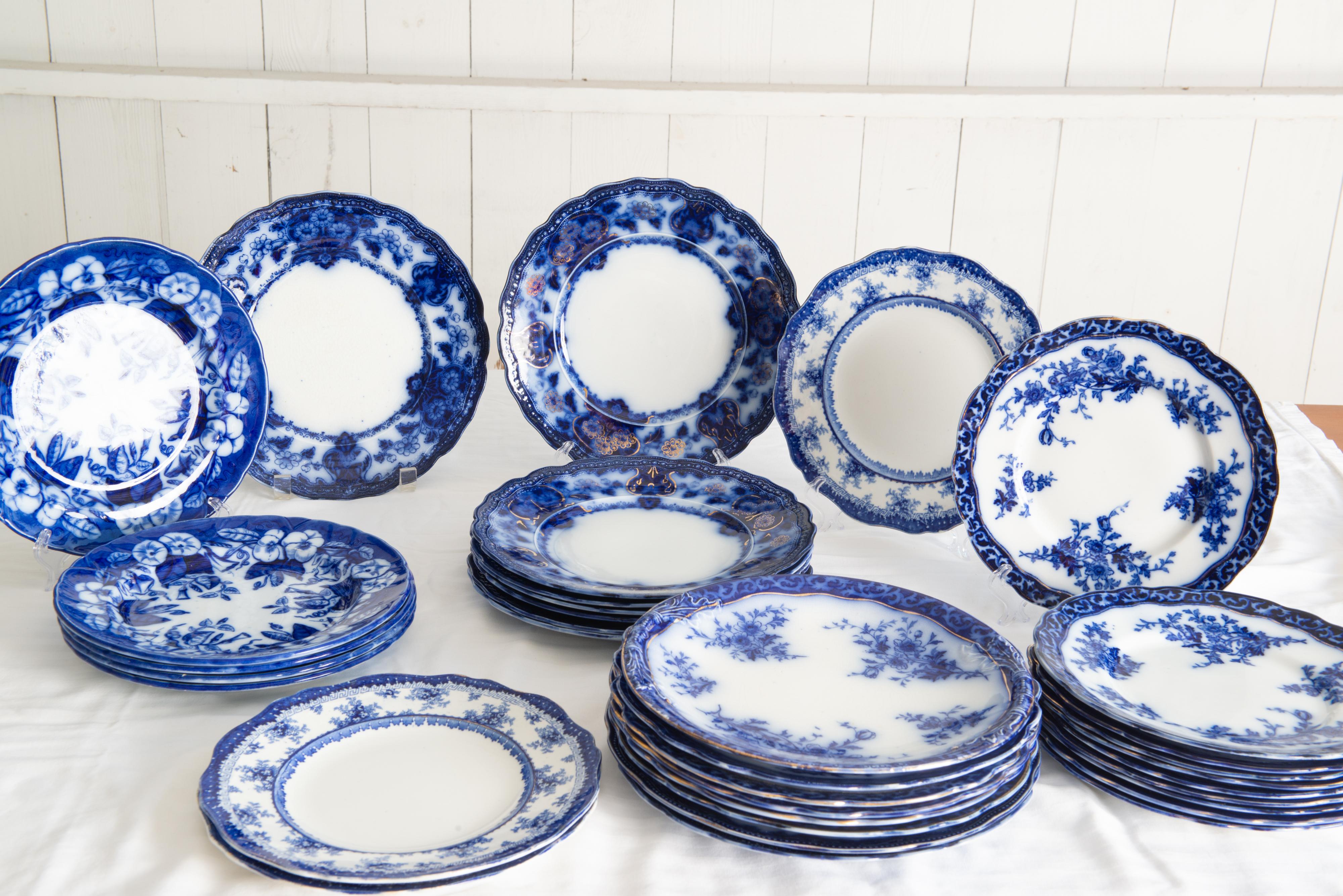Fin du XIXe siècle The Collective of 227 Pieces of Flow Blue China (Collection de 227 pièces en porcelaine bleue)