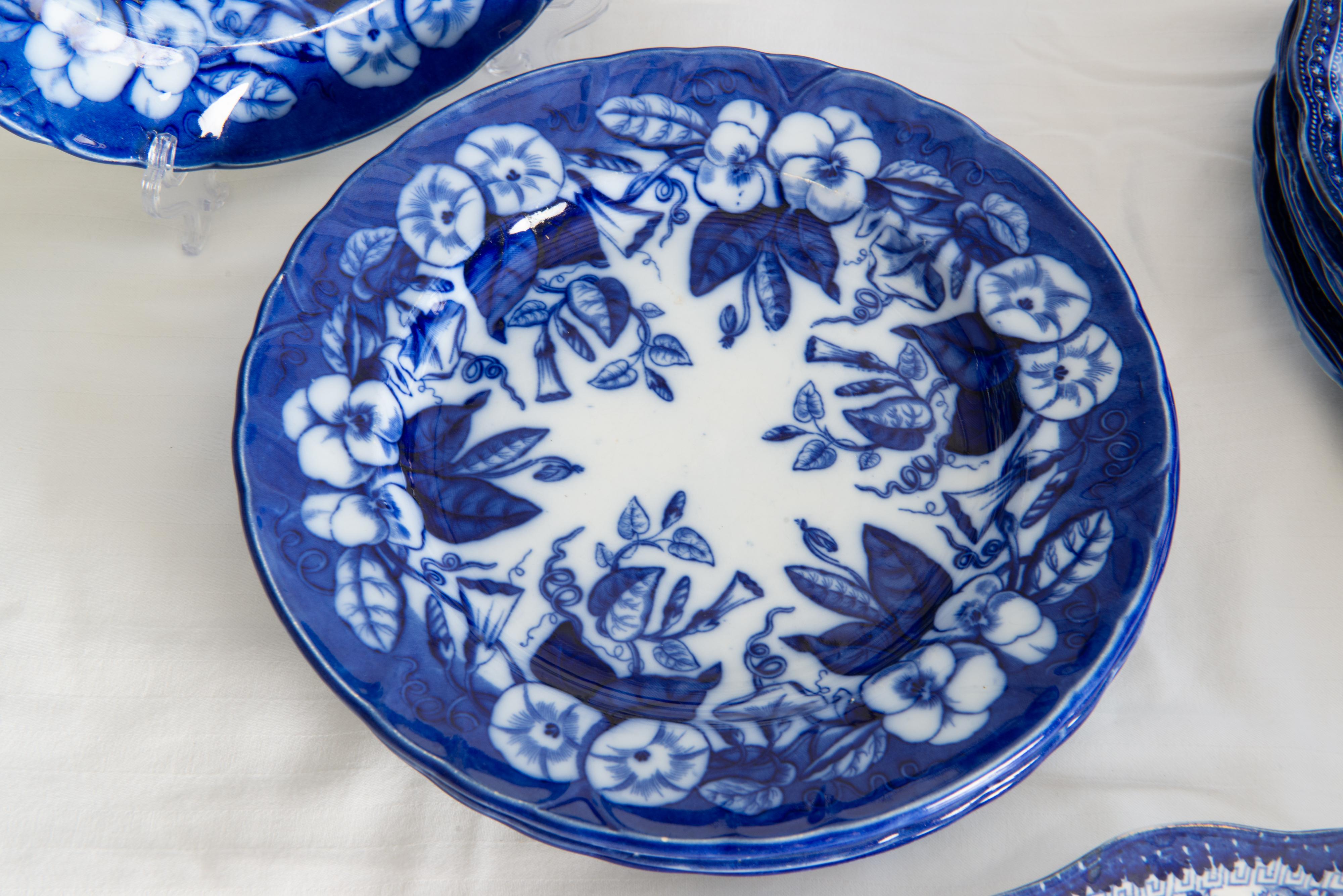 Porcelaine The Collective of 227 Pieces of Flow Blue China (Collection de 227 pièces en porcelaine bleue)
