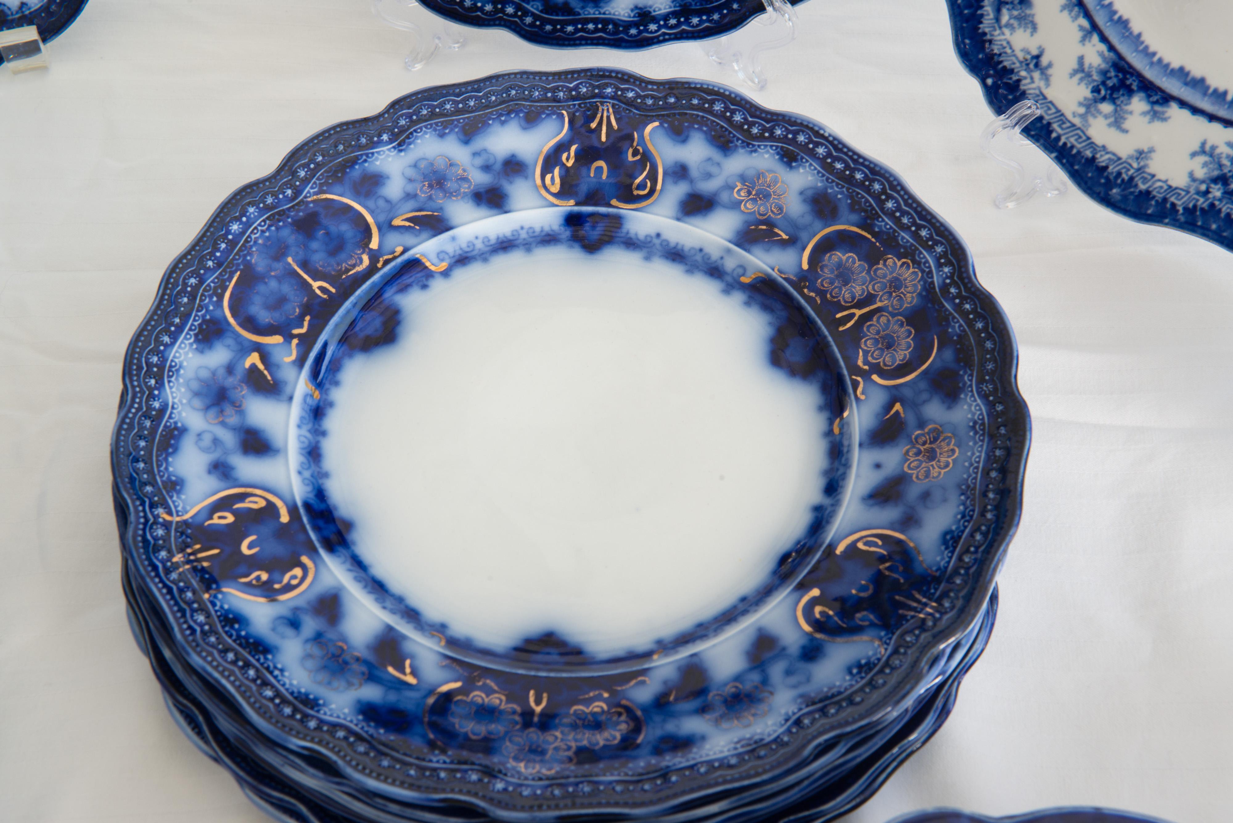 Collection of 227 Pieces of Flow Blue China In Good Condition For Sale In Stamford, CT