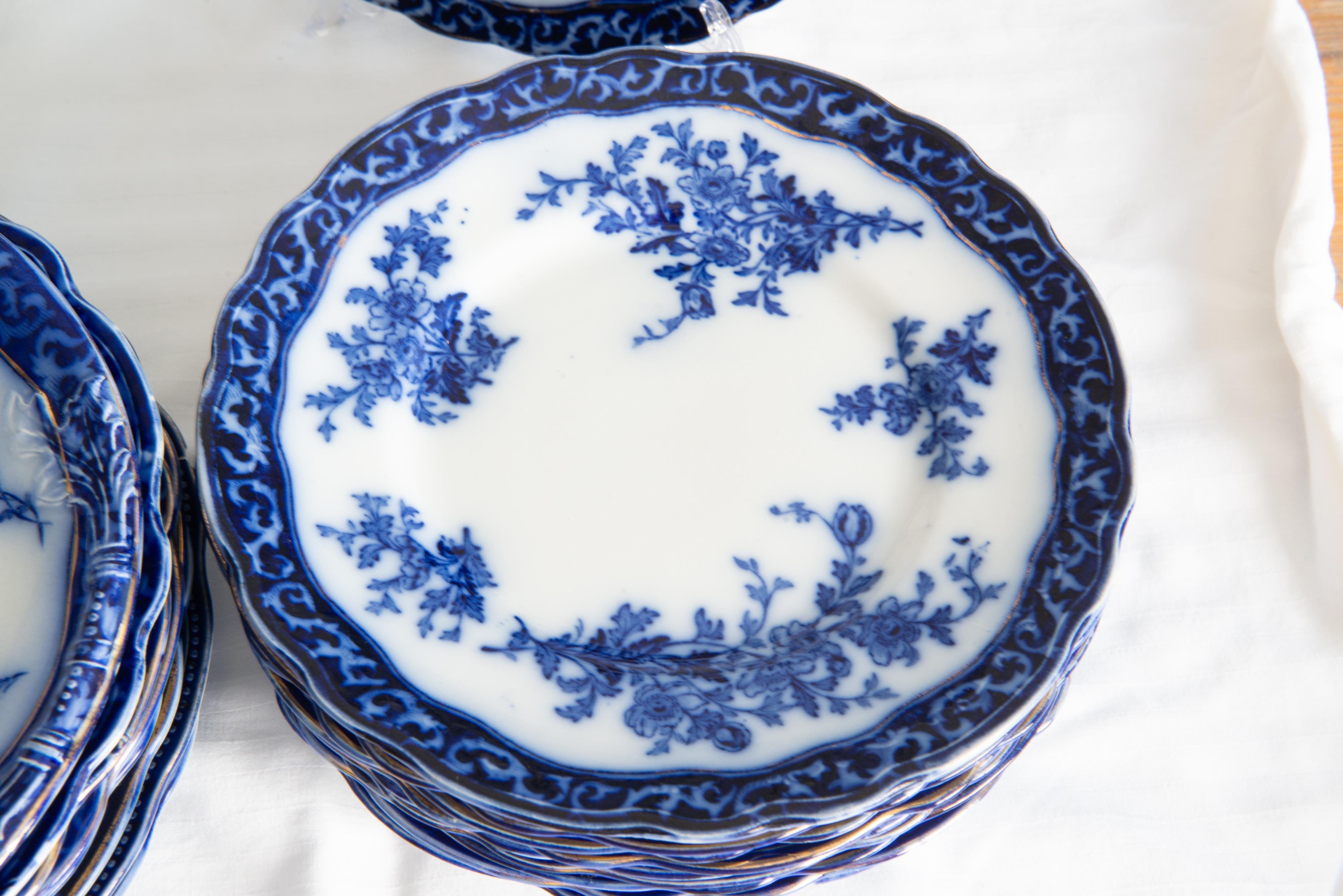 The Collective of 227 Pieces of Flow Blue China (Collection de 227 pièces en porcelaine bleue) 2