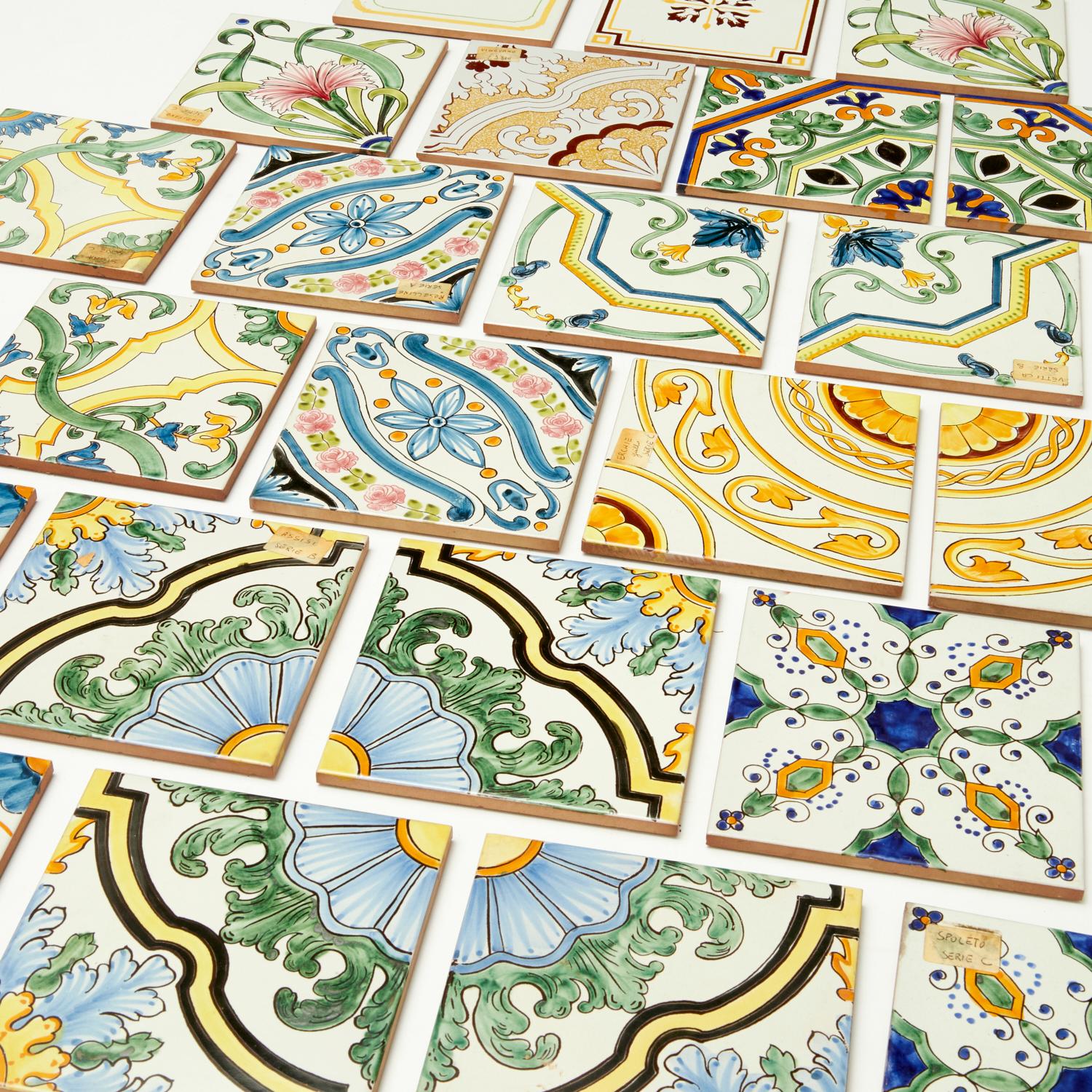 Kollektion von 23 italienischen, handbemalten, glasierten Terrakottafliesen - von Iris Apfel im Angebot 3