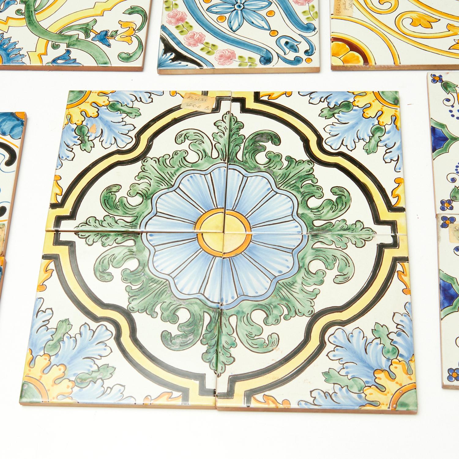 Bunte Sammlung von dreiundzwanzig italienischen, handbemalten, glasierten Terrakottafliesen, Mitte des 20. Jahrhunderts, mit verschiedenen floralen und geometrischen Mustern. Wahrscheinlich in Deruta oder Vietri sul Mare hergestellt, den