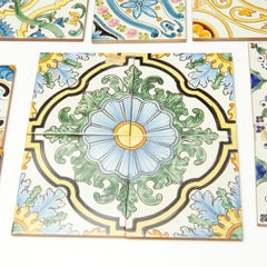 Kollektion von 23 italienischen, handbemalten, glasierten Terrakottafliesen - von Iris Apfel