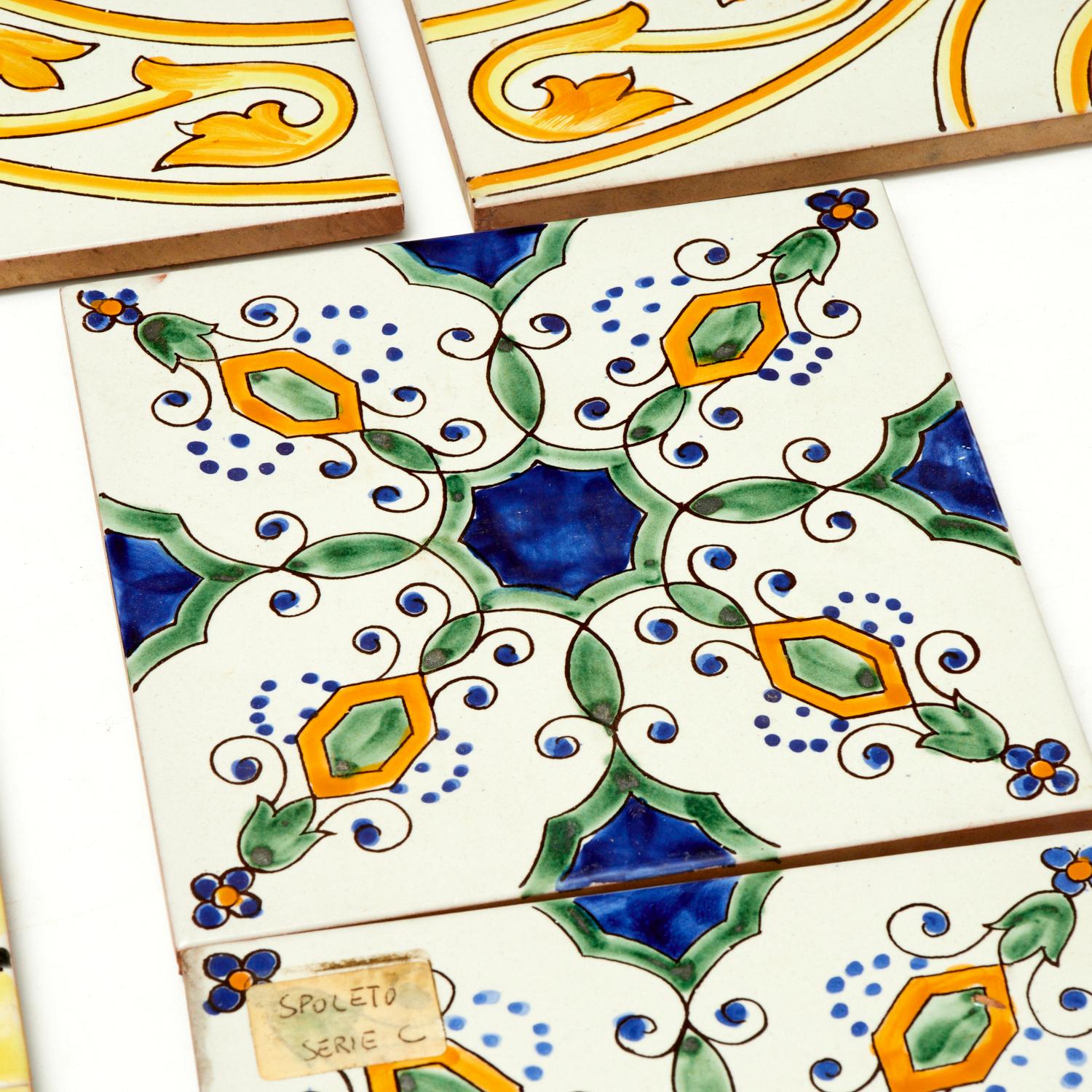 Kollektion von 23 italienischen, handbemalten, glasierten Terrakottafliesen - von Iris Apfel (Moderne der Mitte des Jahrhunderts) im Angebot