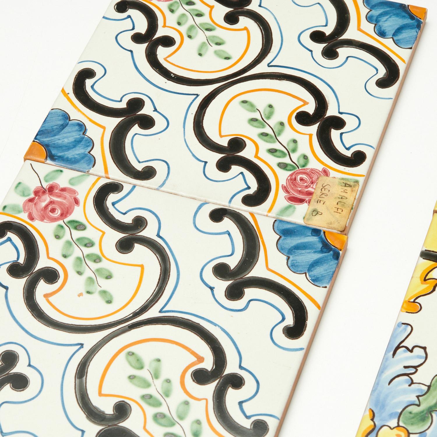 Kollektion von 23 italienischen, handbemalten, glasierten Terrakottafliesen - von Iris Apfel (Italienisch) im Angebot