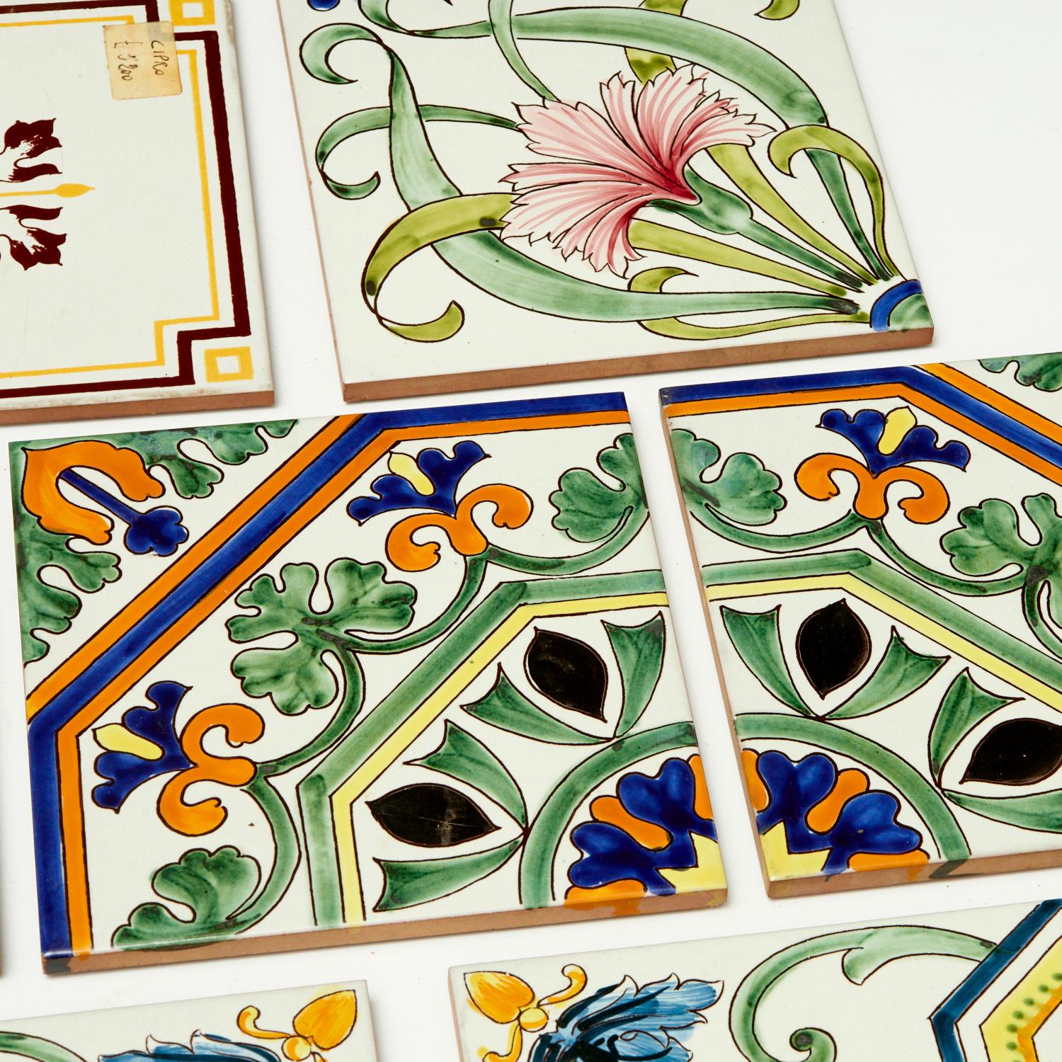 Kollektion von 23 italienischen, handbemalten, glasierten Terrakottafliesen - von Iris Apfel (Gebrannt) im Angebot