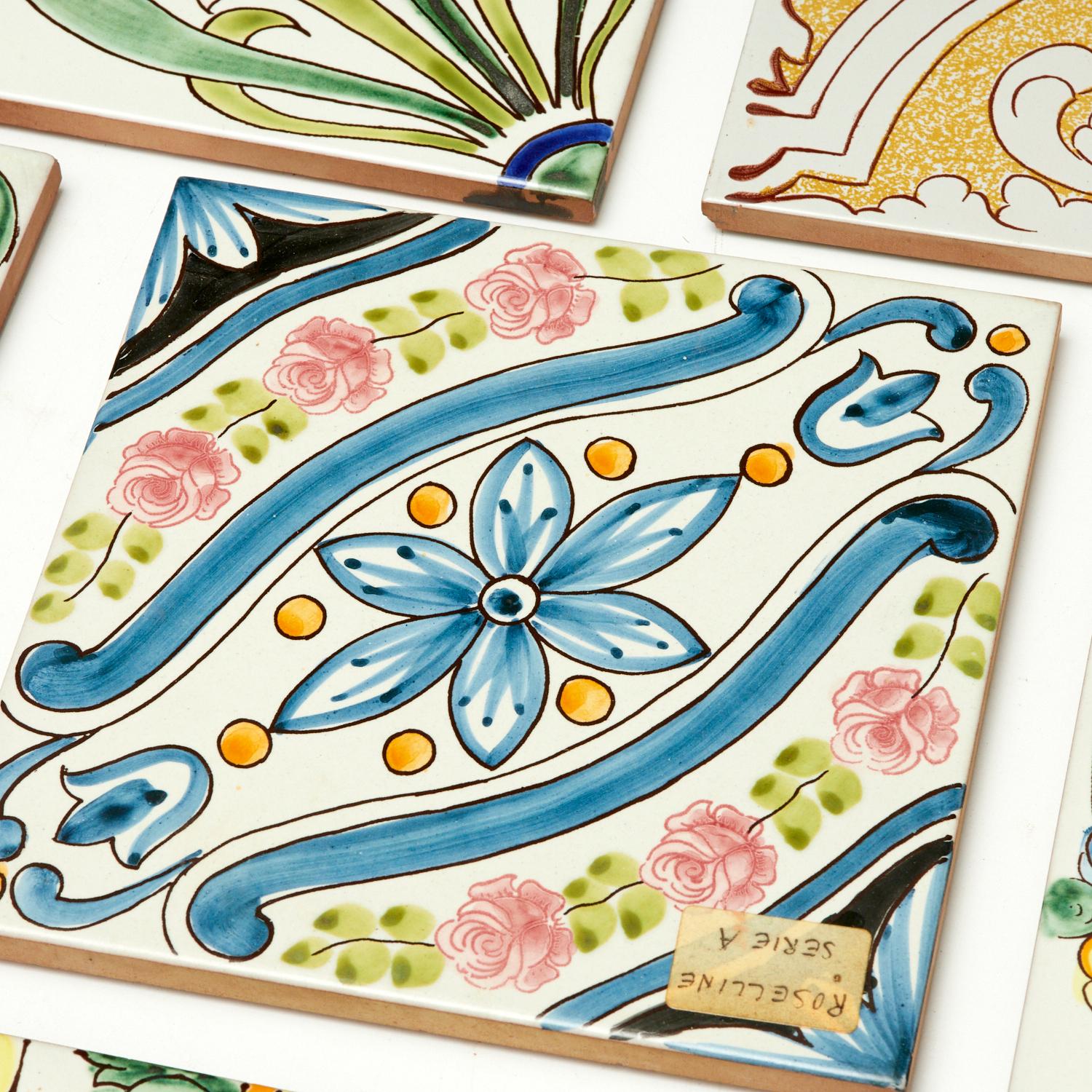 Kollektion von 23 italienischen, handbemalten, glasierten Terrakottafliesen - von Iris Apfel (20. Jahrhundert) im Angebot