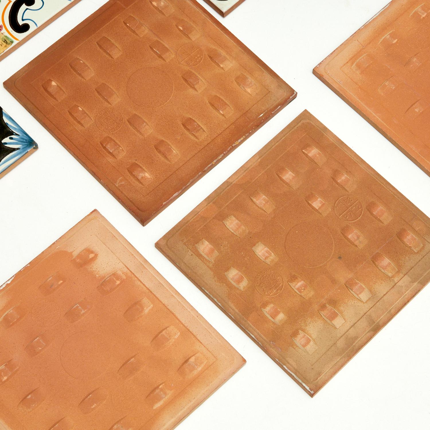 Kollektion von 23 italienischen, handbemalten, glasierten Terrakottafliesen - von Iris Apfel im Angebot 1