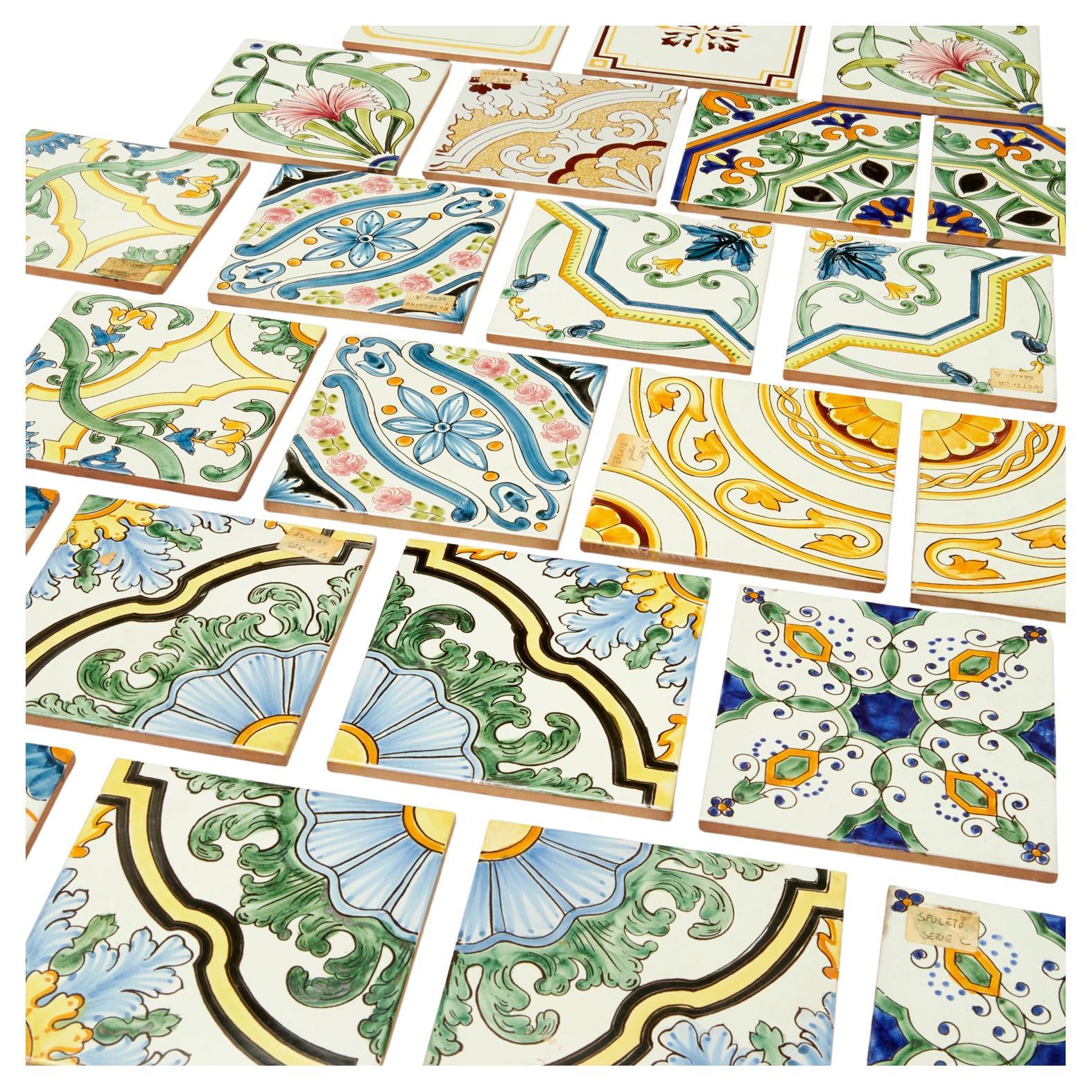 Kollektion von 23 italienischen, handbemalten, glasierten Terrakottafliesen - von Iris Apfel im Angebot