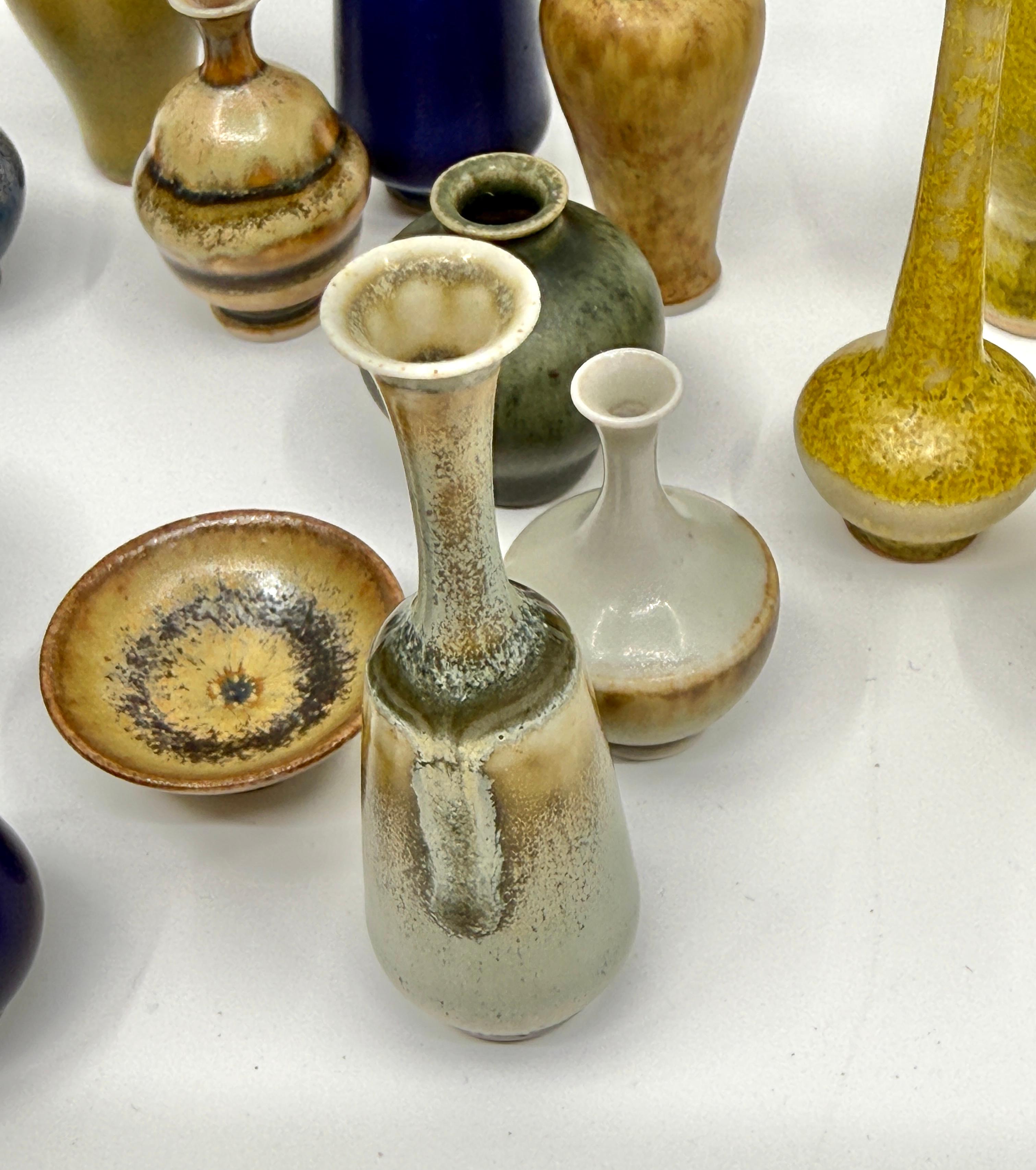 Colección de 23 vasijas de cerámica en miniatura de John Andersson para Hoganas de Suecia en venta 6