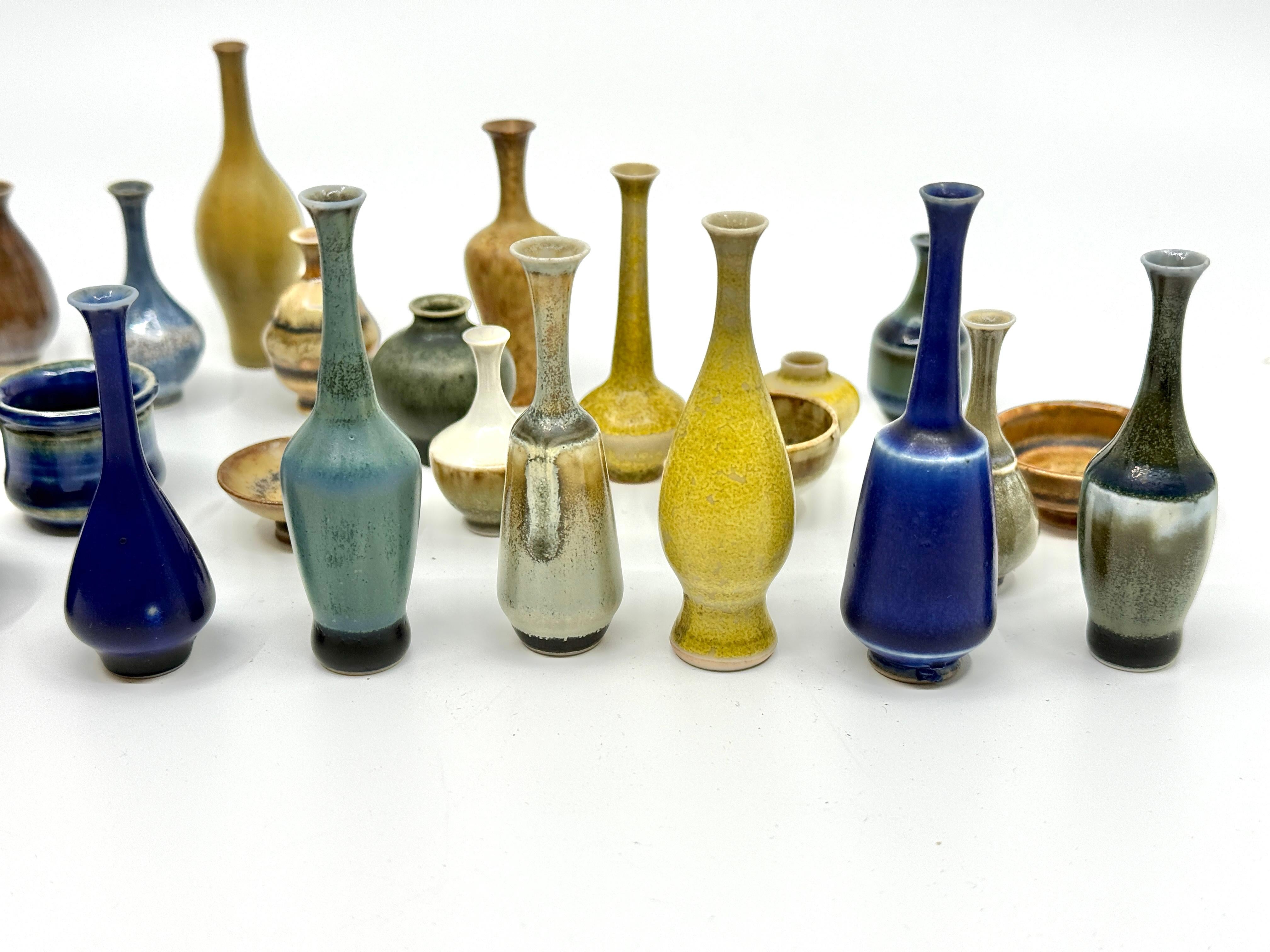 Colección de 23 vasijas de cerámica en miniatura de John Andersson para Hoganas de Suecia en venta 8
