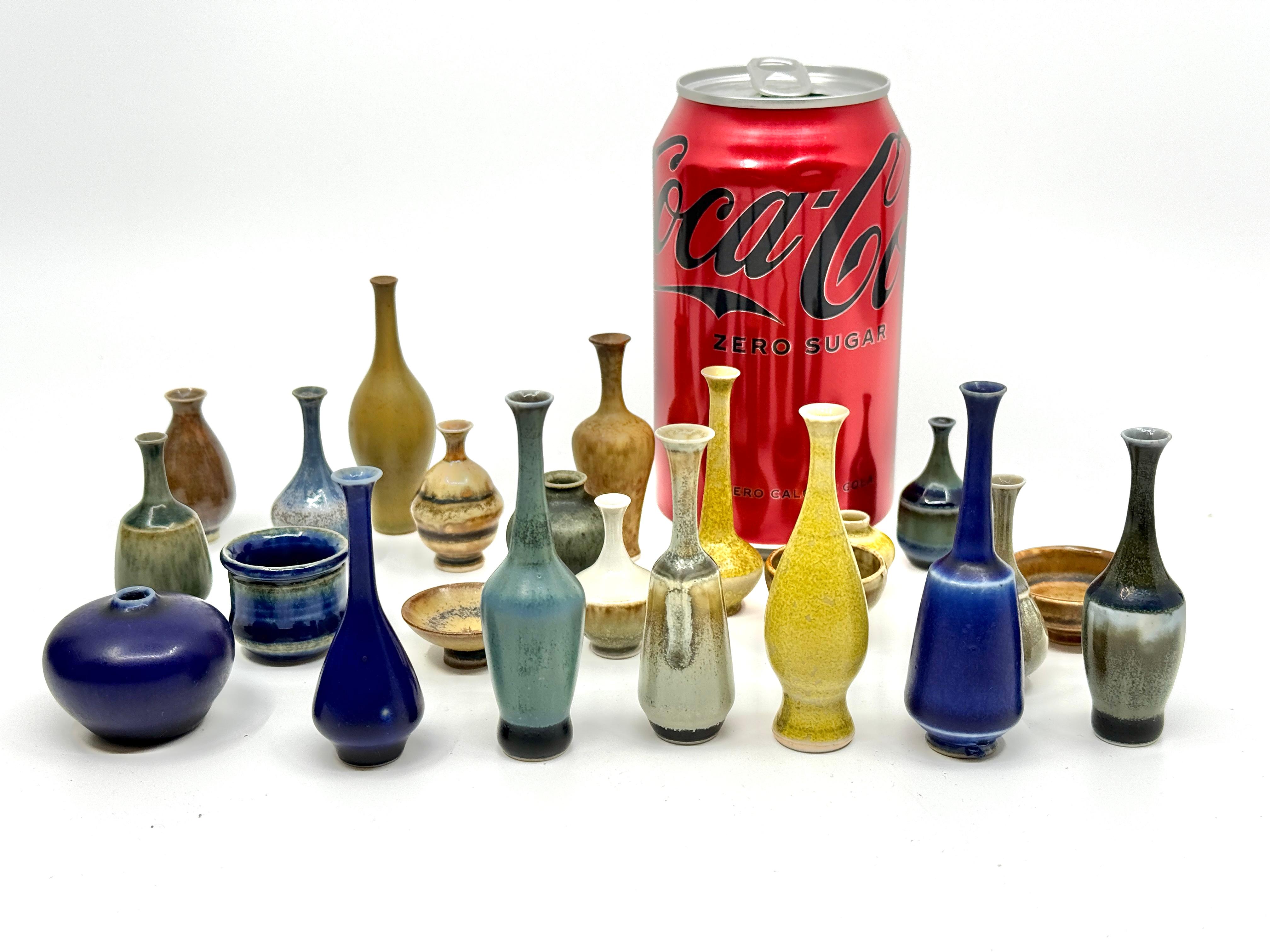 Colección de 23 vasijas de cerámica en miniatura de John Andersson para Hoganas de Suecia en venta 9