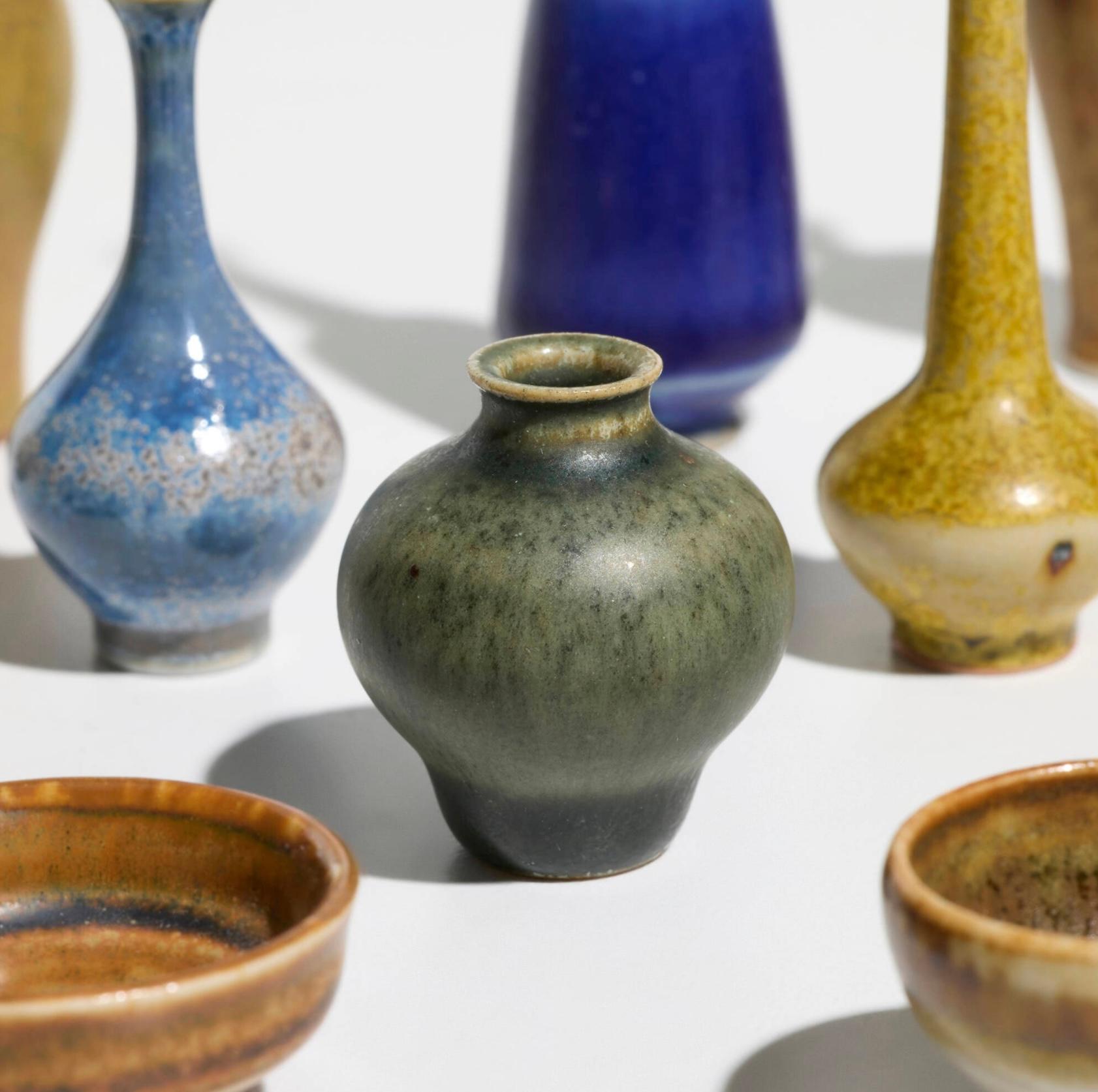 Colección de 23 vasijas de cerámica en miniatura de John Andersson para Hoganas de Suecia en Bueno estado para la venta en Palm Springs, CA