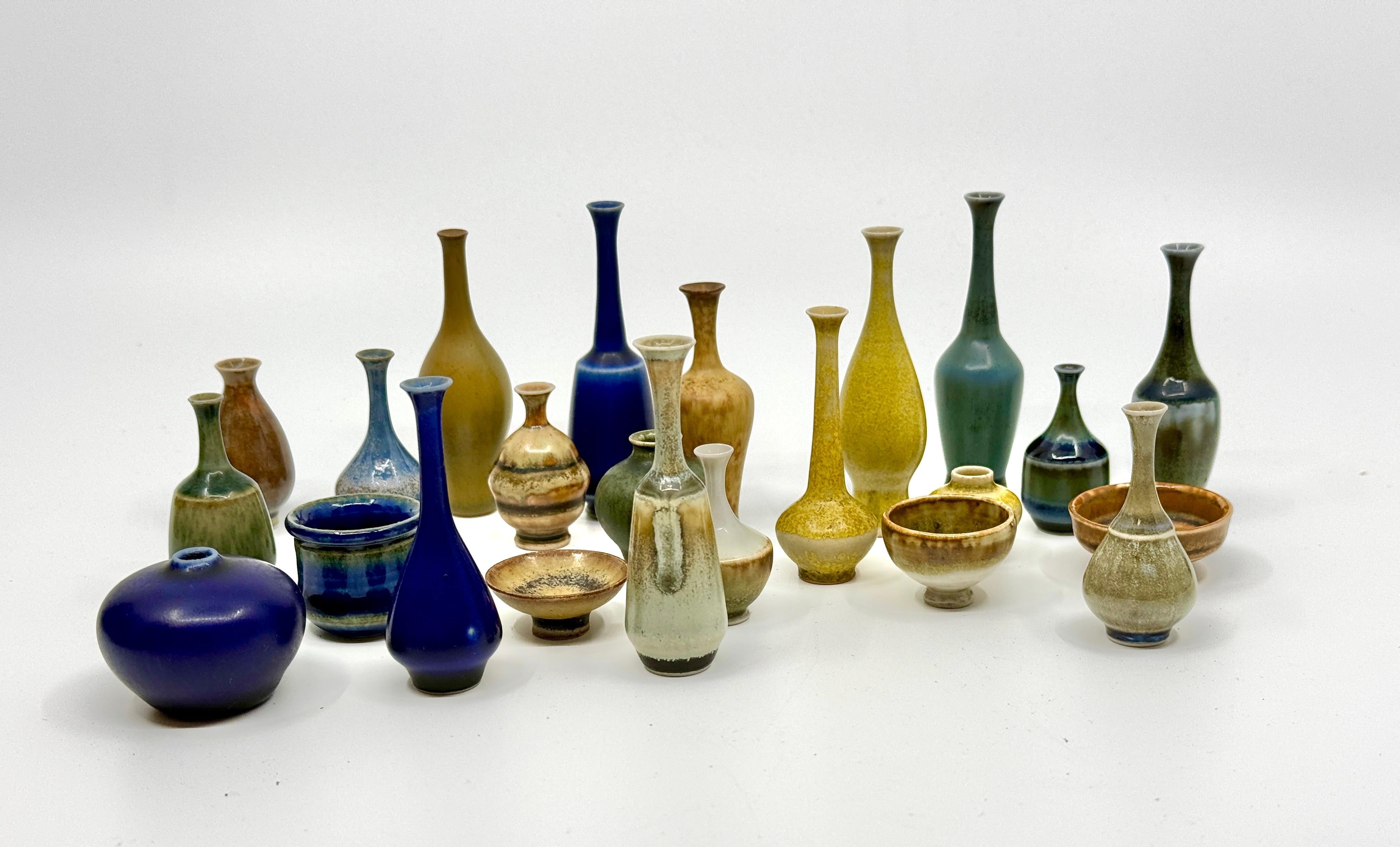 Colección de 23 vasijas de cerámica en miniatura de John Andersson para Hoganas de Suecia Alfarería en venta