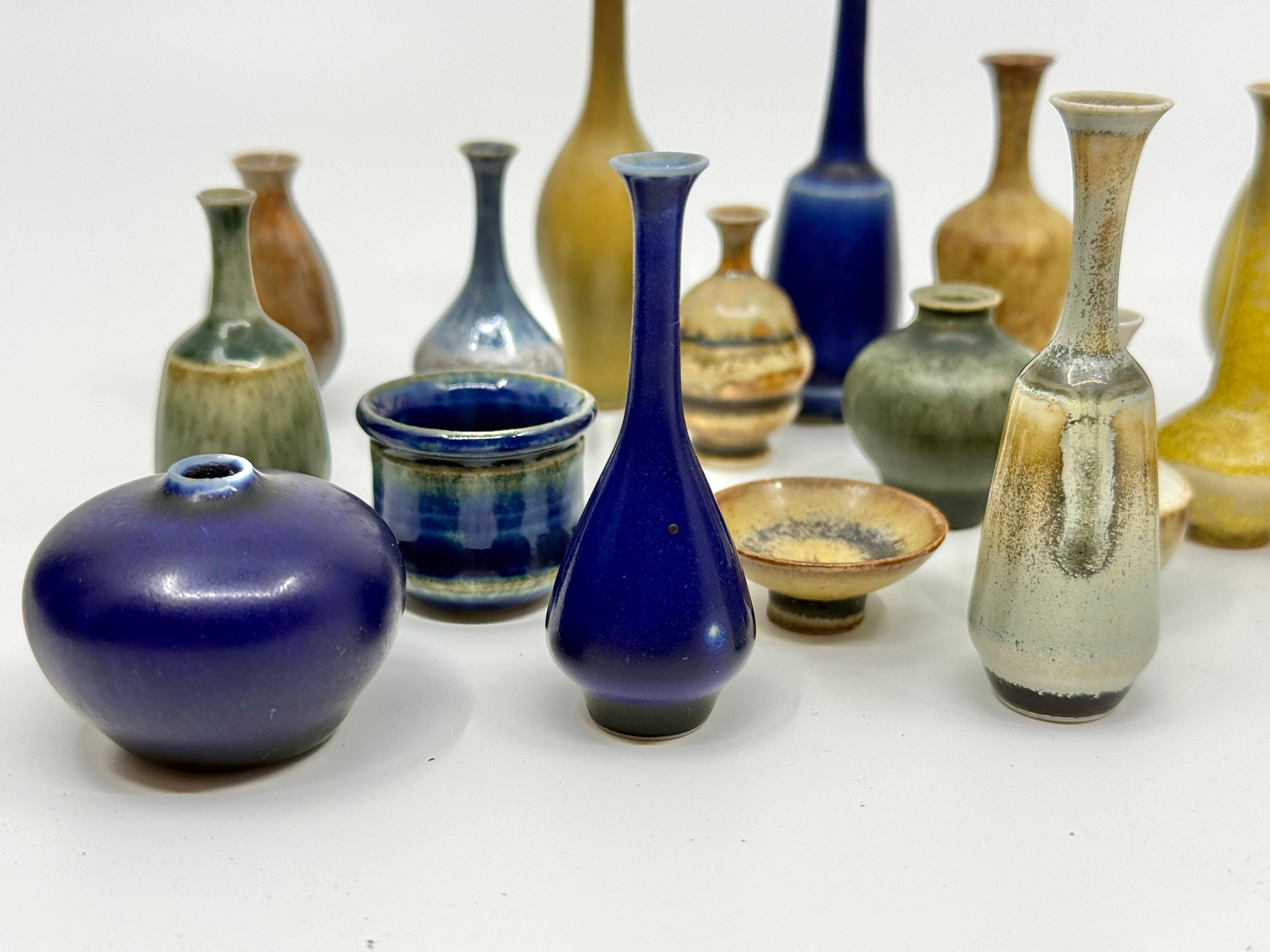 Colección de 23 vasijas de cerámica en miniatura de John Andersson para Hoganas de Suecia en venta 1