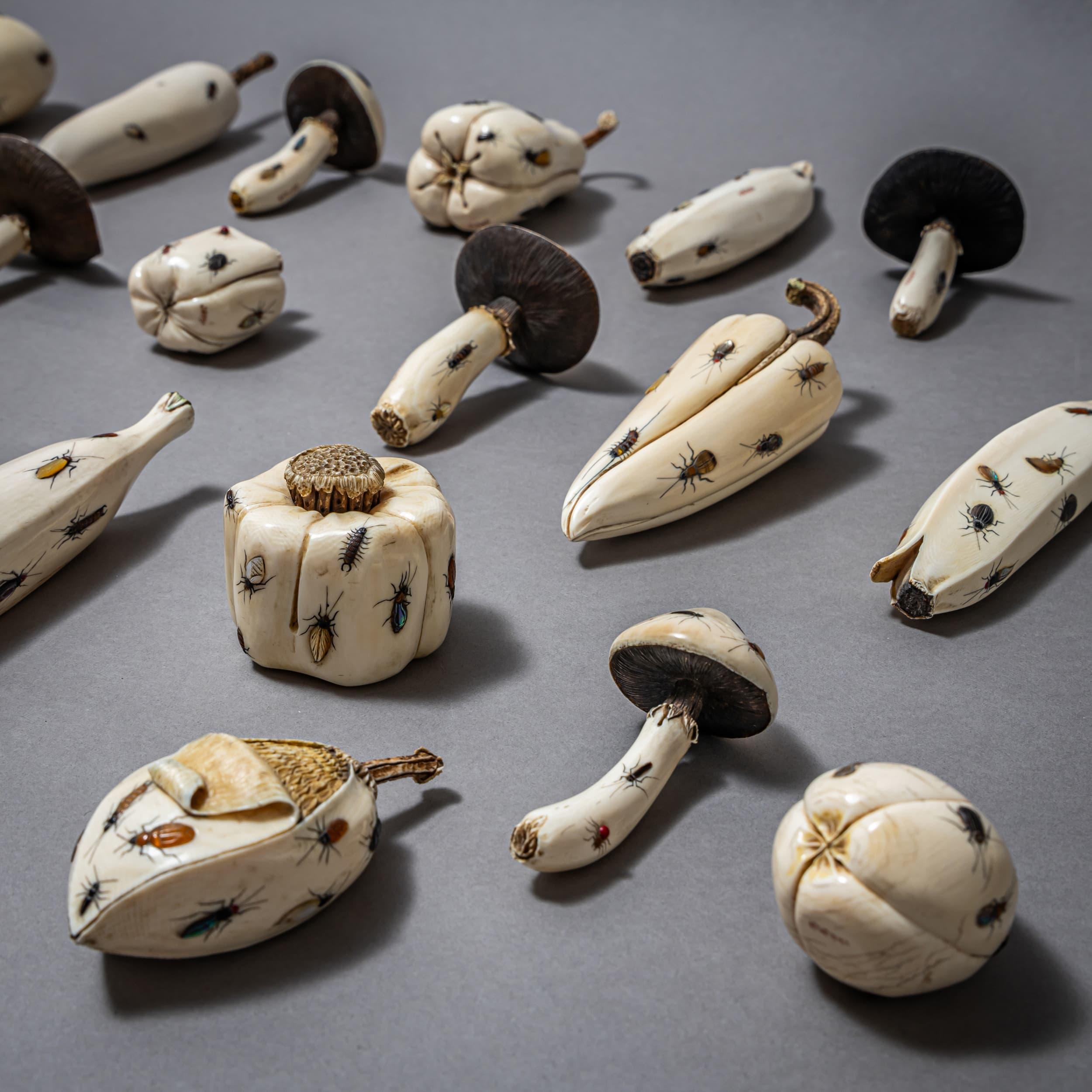 Naturalistisch gearbeitete Objekte in Form von Pilzen und Früchten, meist signiert. Gefertigt aus Elfenbein in der Shibayama-Zaiku-Technik, mit Korallen, Perlmutt, Edelsteinen und Metallen.
Für jedes Stück liegt eine CITES-Vermarktungsgenehmigung
