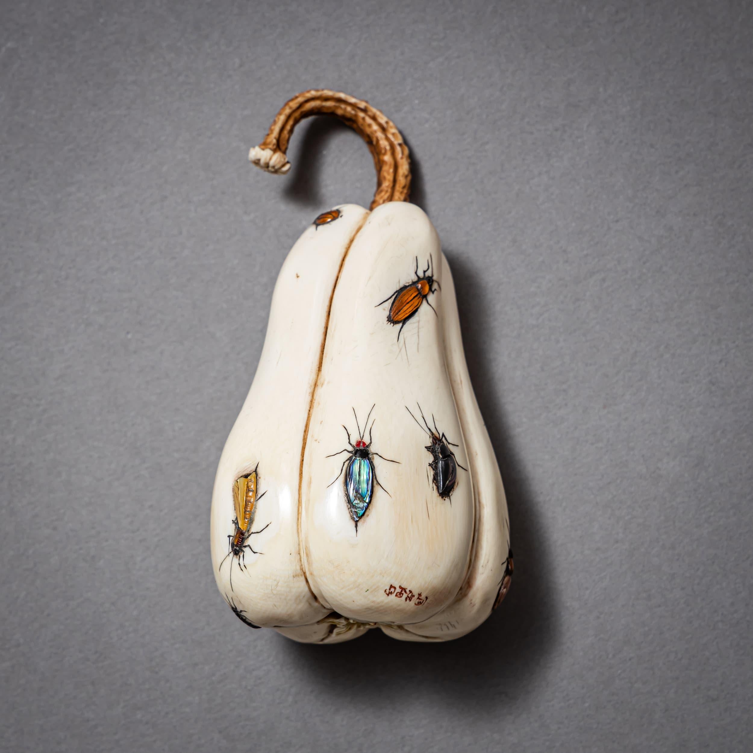 Sammlung von 23 Shibayama-Objekten, Japan, Meiji-Zeit, Ende 19. Jahrhundert (Handgeschnitzt) im Angebot