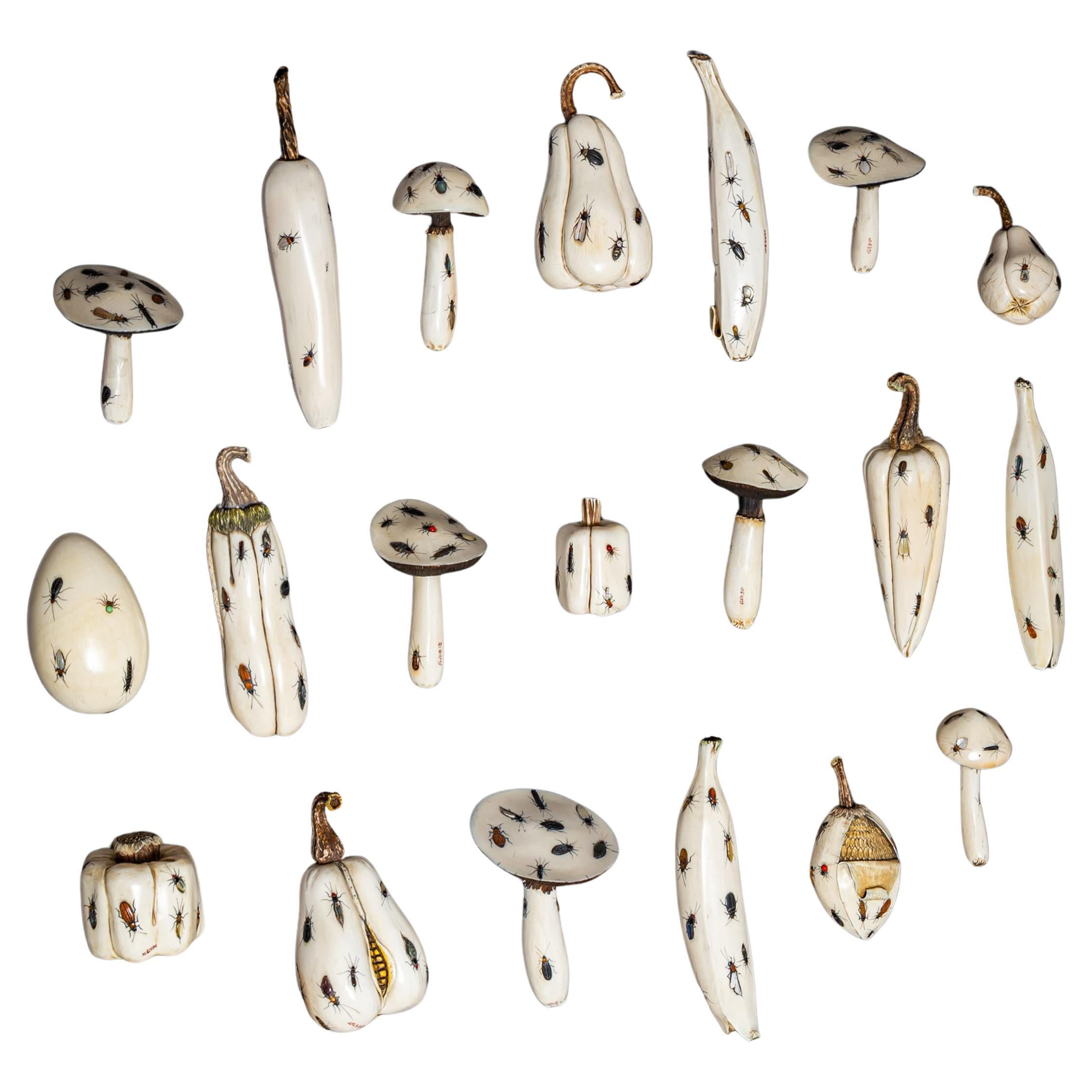 Sammlung von 23 Shibayama-Objekten, Japan, Meiji-Zeit, Ende 19. Jahrhundert im Angebot