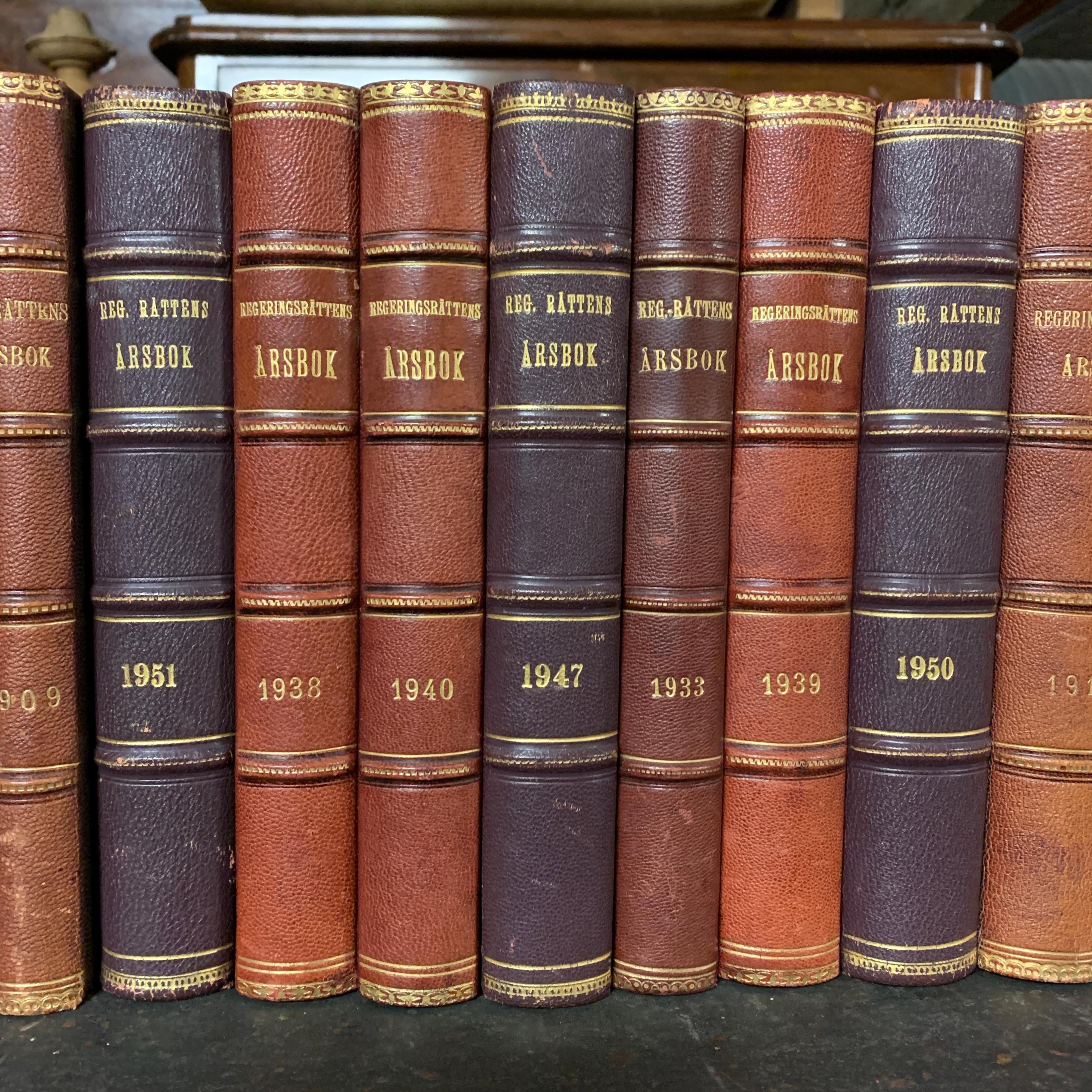 Kollektion von 24 schwedischen, ledergebundenen Büchern des 20. Jahrhunderts im Zustand „Gut“ im Angebot in Haddonfield, NJ
