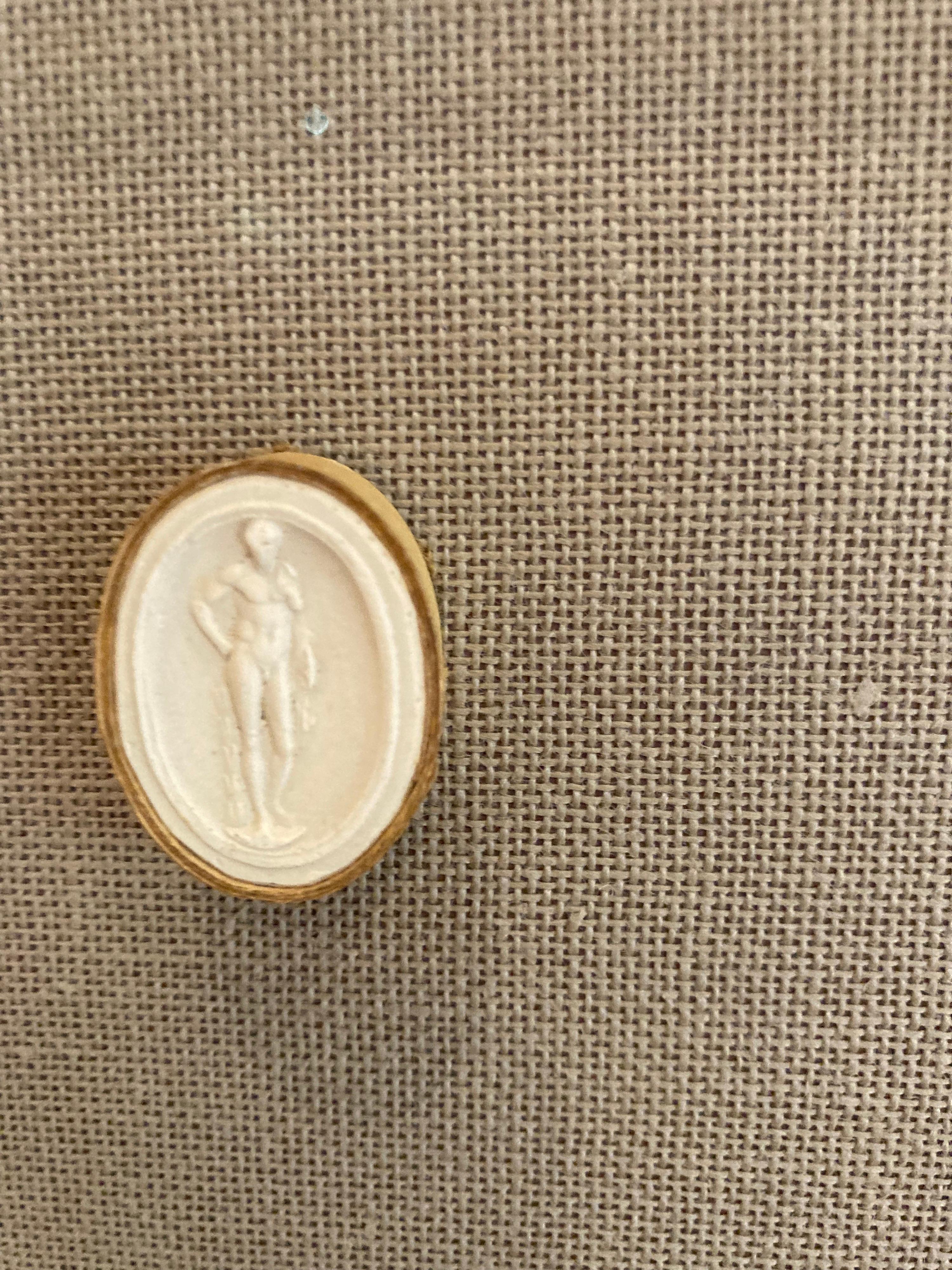Modern gestaltete Sammlung von 29 antiken Gipsintaglien gerahmt auf Leinen....