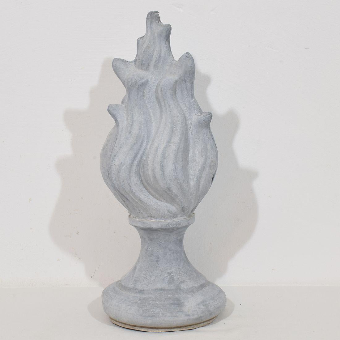 Bellissima collezione di 3 terminali per tetti in zinco a fiamma. 
Francia, circa 1850-1900. Intemperie, piccole perdite.
La misurazione è individuale e del più grande.
H. 32/44cm  L:18,5cm P:cm 