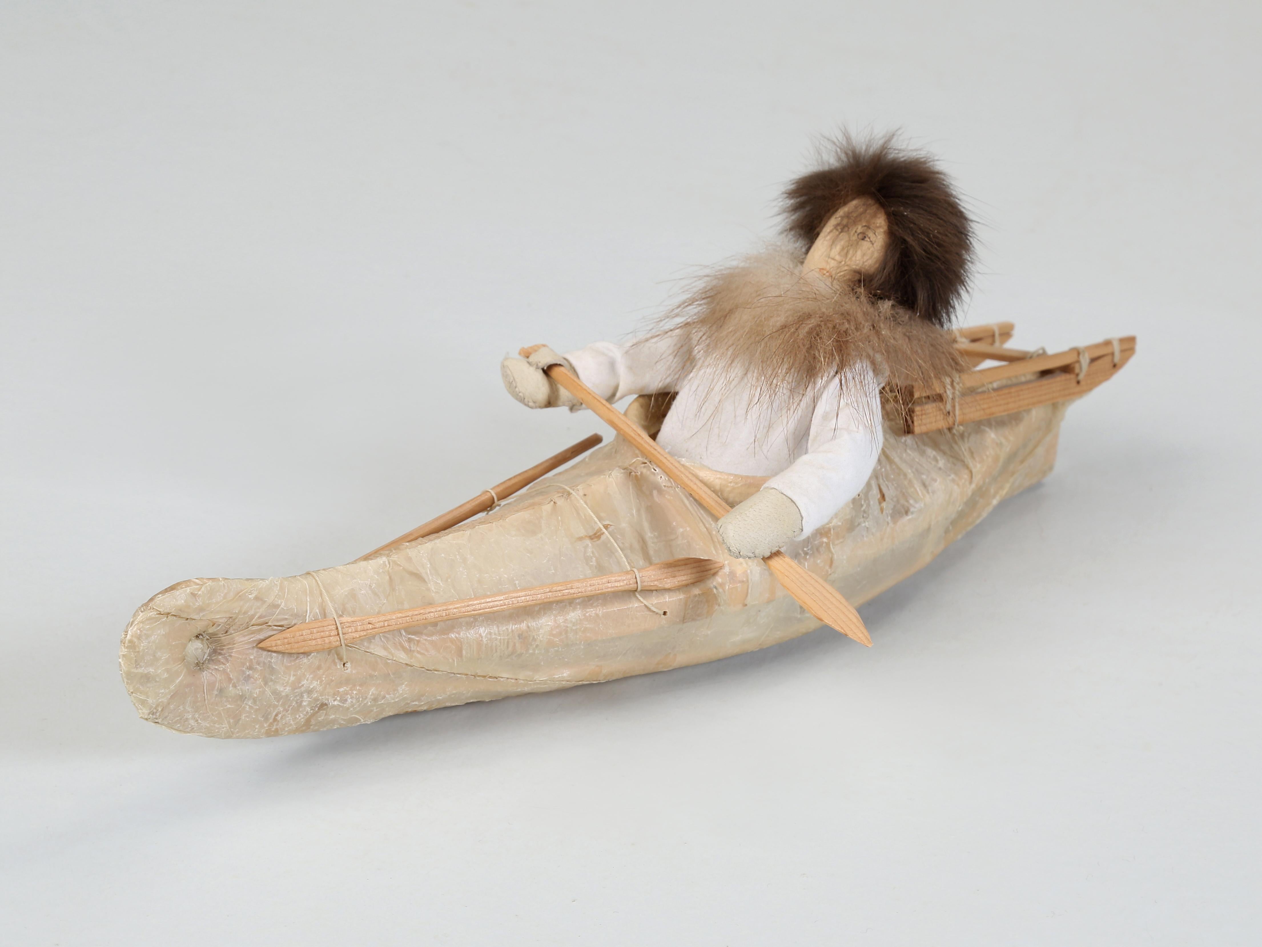 Kollektion von (3) amerikanischen Eskimo-Kinderspielzeugen, von denen zwei von ihnen identifiziert sind  im Angebot 8