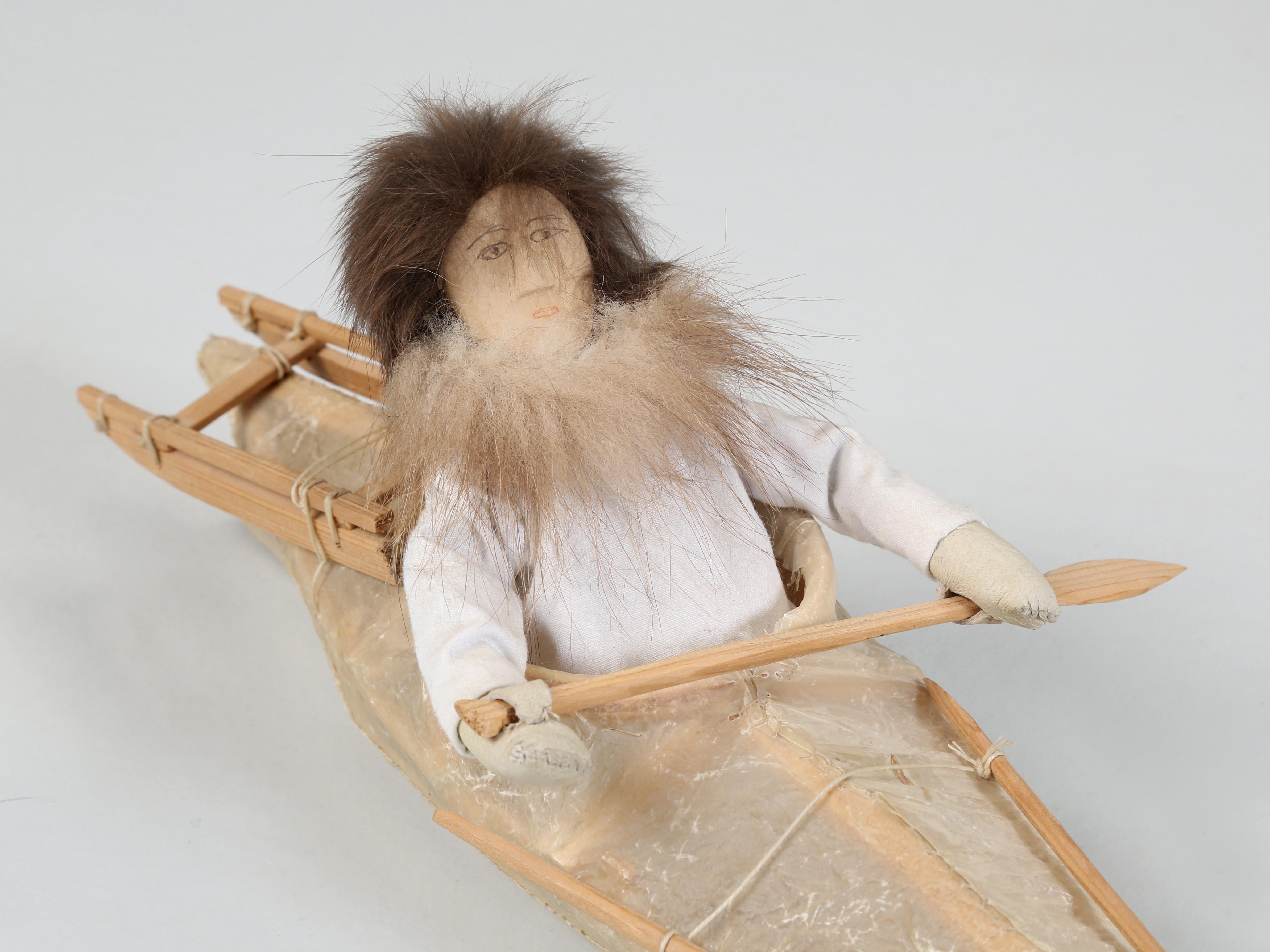 Kollektion von (3) amerikanischen Eskimo-Kinderspielzeugen, von denen zwei von ihnen identifiziert sind  im Angebot 9