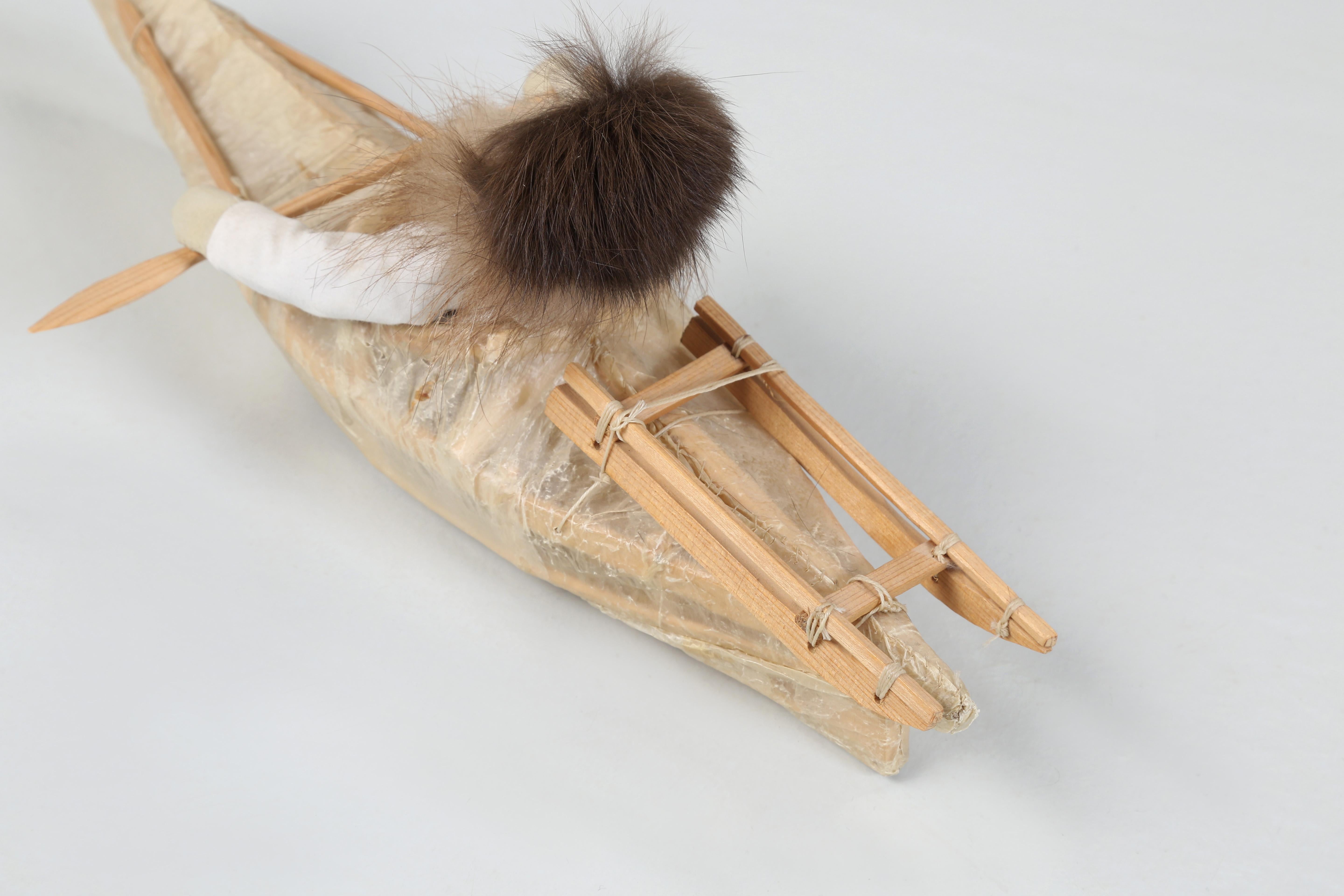 Kollektion von (3) amerikanischen Eskimo-Kinderspielzeugen, von denen zwei von ihnen identifiziert sind  im Angebot 11
