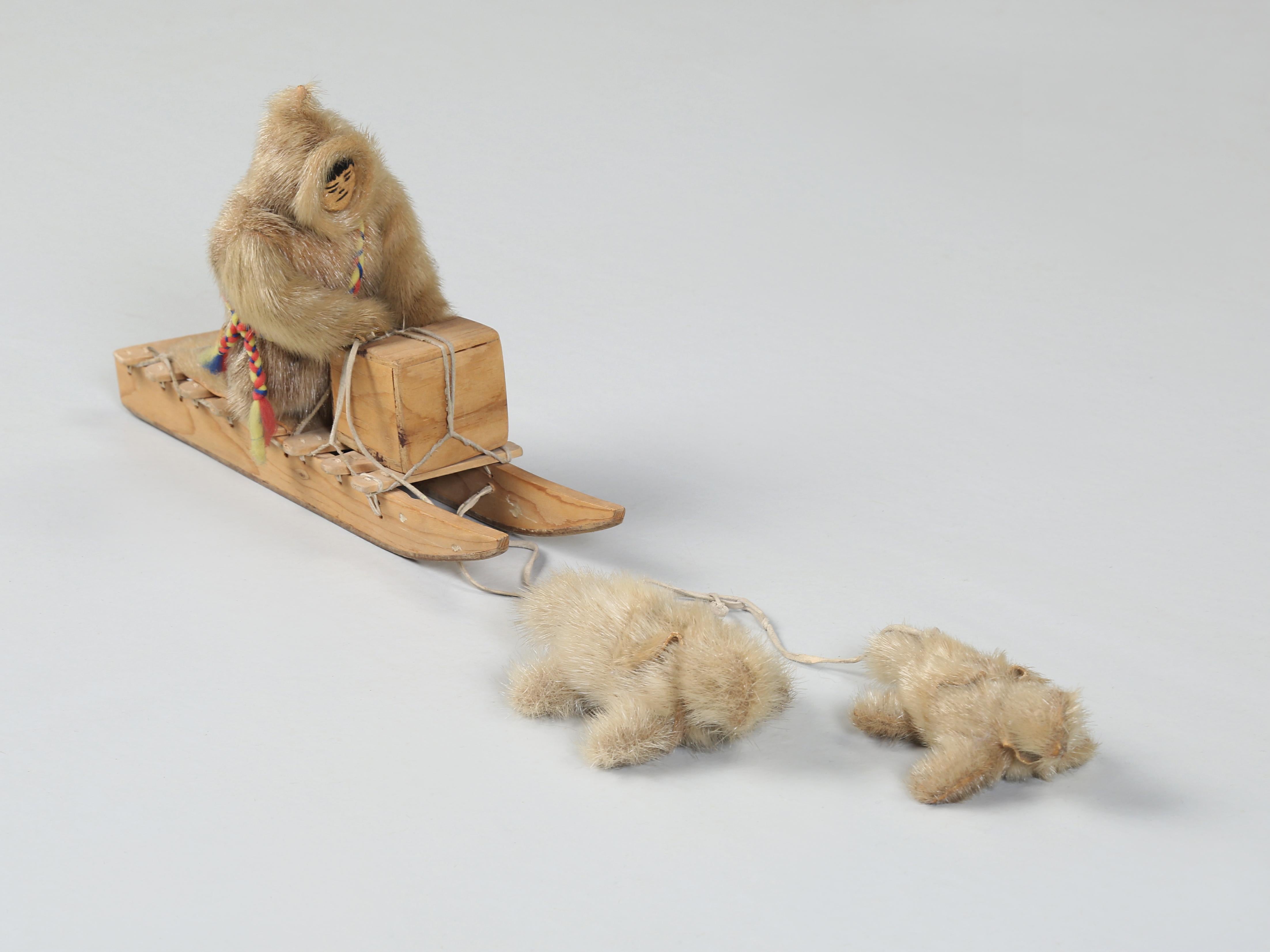 Kollektion von (3) amerikanischen Eskimo-Kinderspielzeugen, von denen zwei von ihnen identifiziert sind  (Volkskunst) im Angebot
