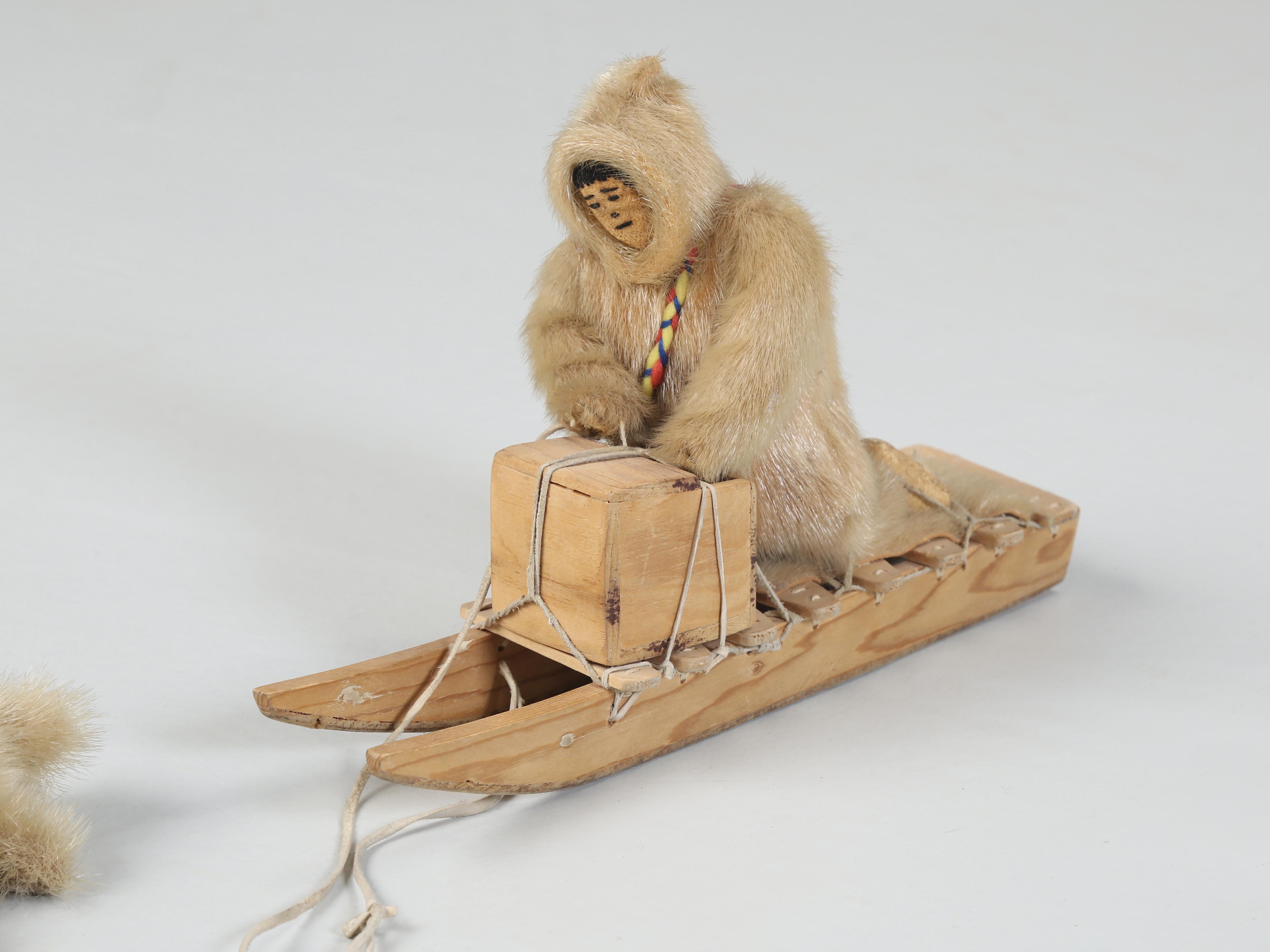 Kollektion von (3) amerikanischen Eskimo-Kinderspielzeugen, von denen zwei von ihnen identifiziert sind  (Handgeschnitzt) im Angebot