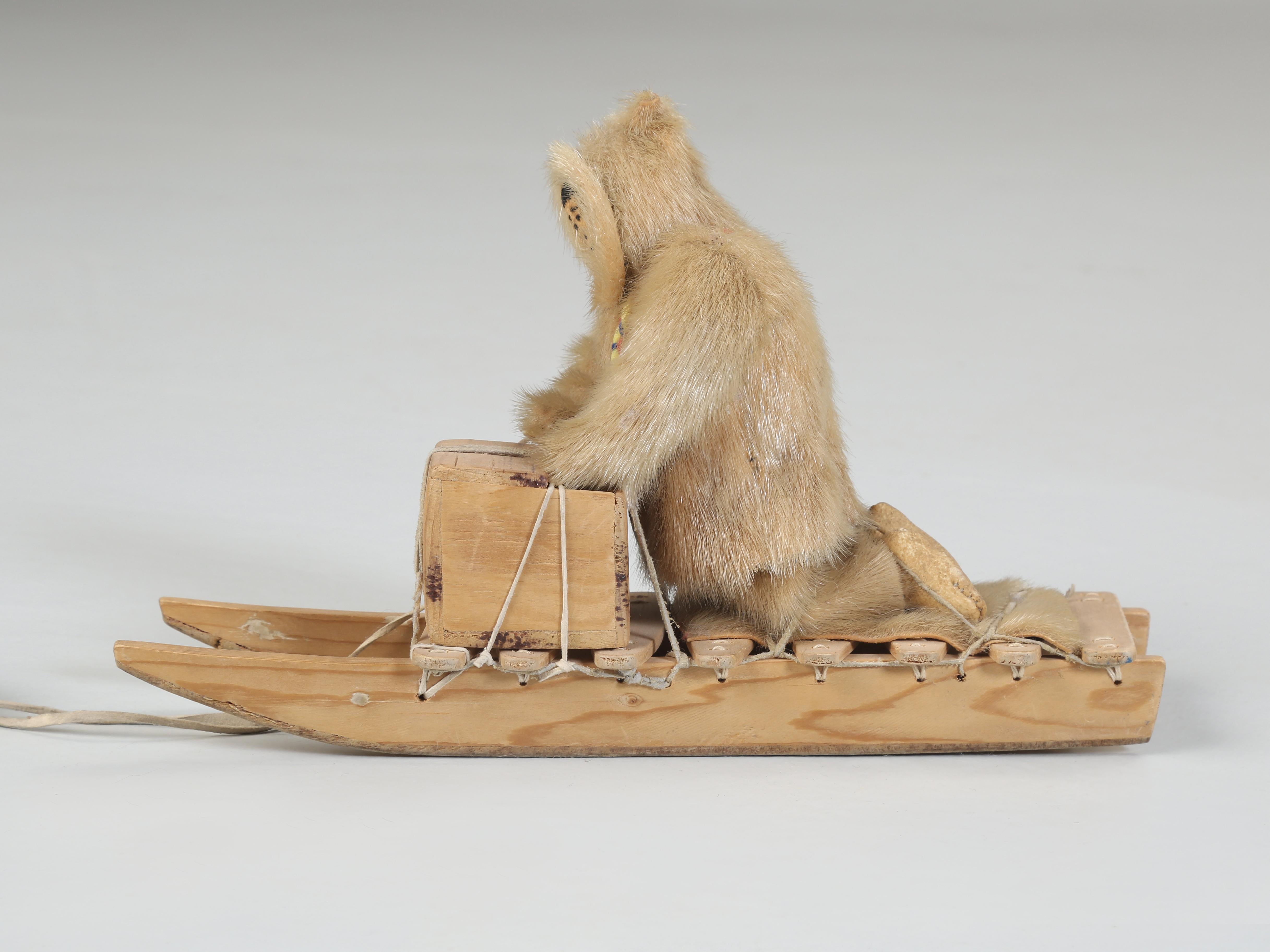 Kollektion von (3) amerikanischen Eskimo-Kinderspielzeugen, von denen zwei von ihnen identifiziert sind  im Zustand „Gut“ im Angebot in Chicago, IL