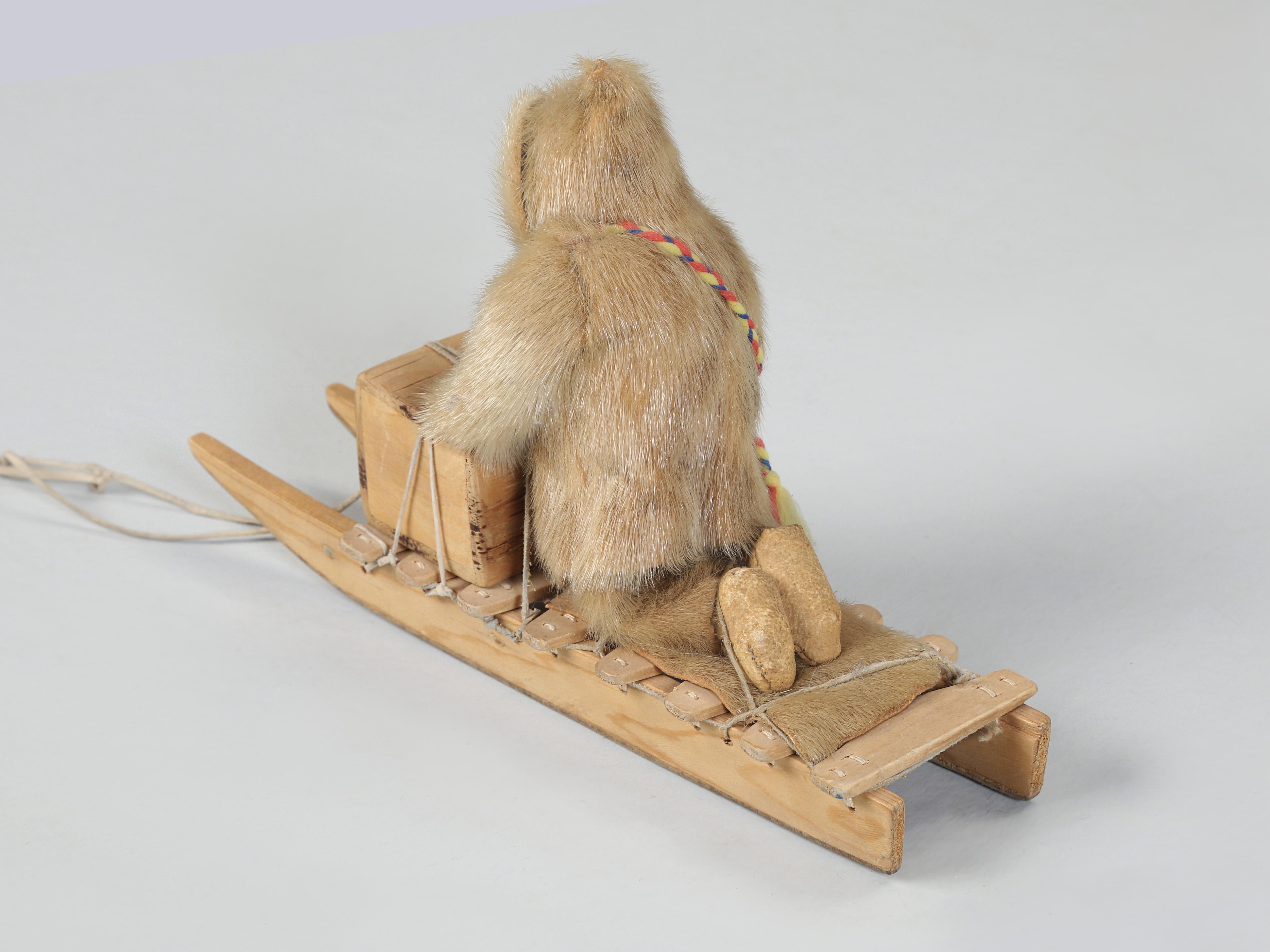 Kollektion von (3) amerikanischen Eskimo-Kinderspielzeugen, von denen zwei von ihnen identifiziert sind  (Mitte des 20. Jahrhunderts) im Angebot